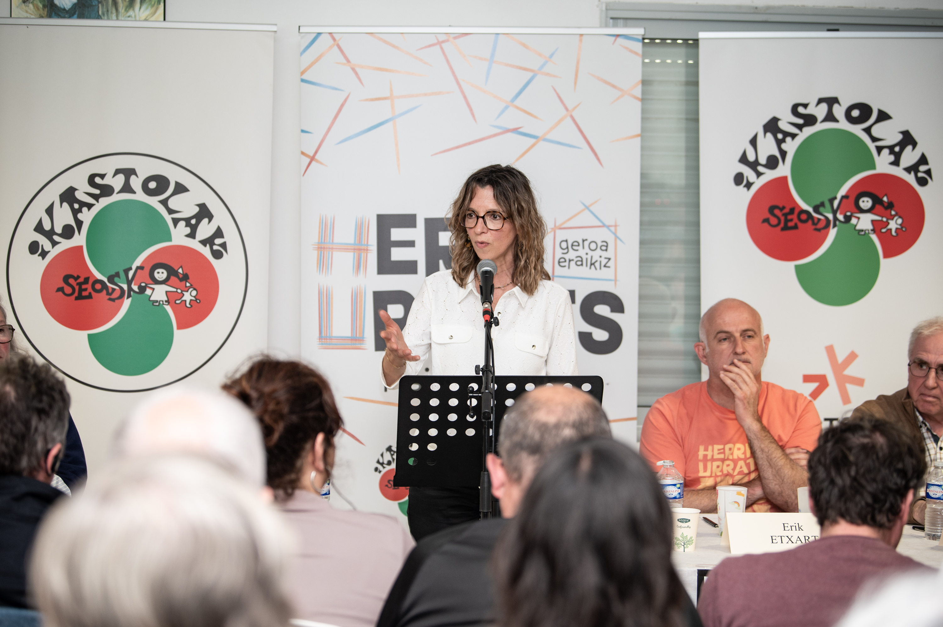 Maite Dubois Seaskako gurasoa, azterketak euskaraz egin ahal izateko Seaskak ekainaren 6an manifestatzera deitzeko egin duen agerraldian. PATXI BELTZAIZ