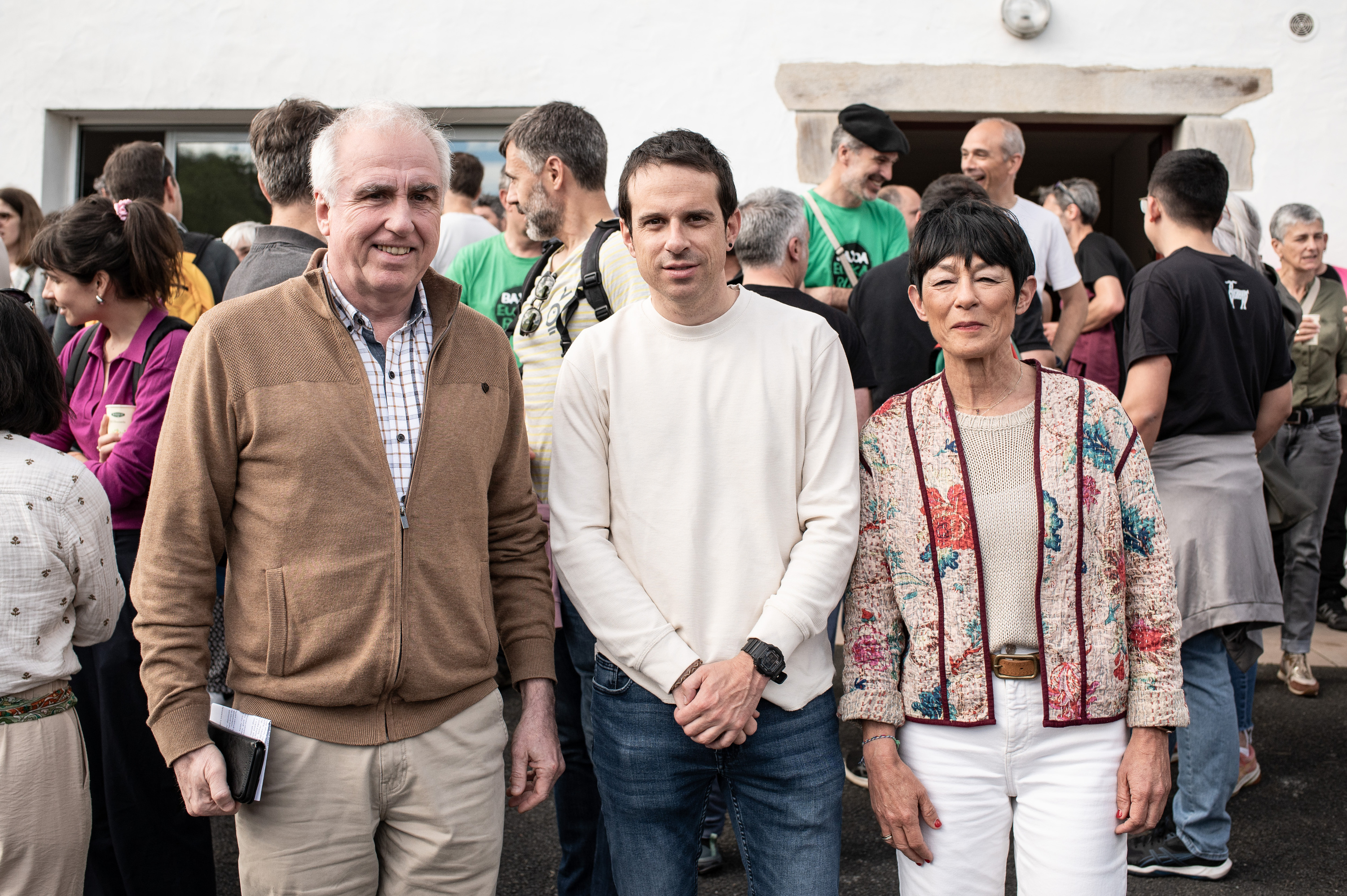 Alain Iriart Euskal Elkargoko lehendakaria, Pello Otxandiano EH Bilduko bozeramailea eta Maddalen Iriarte EH Bilduko Gipuzkoako batzarkidea, elkarrekin. PATXI BELTZAIZ