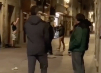 Ertzain bat, Gasteizko Aiztogile kalean, pistolarekin herritar bat apuntatzen. GASTEIZKO GAZTETXEAREN BIDEOA