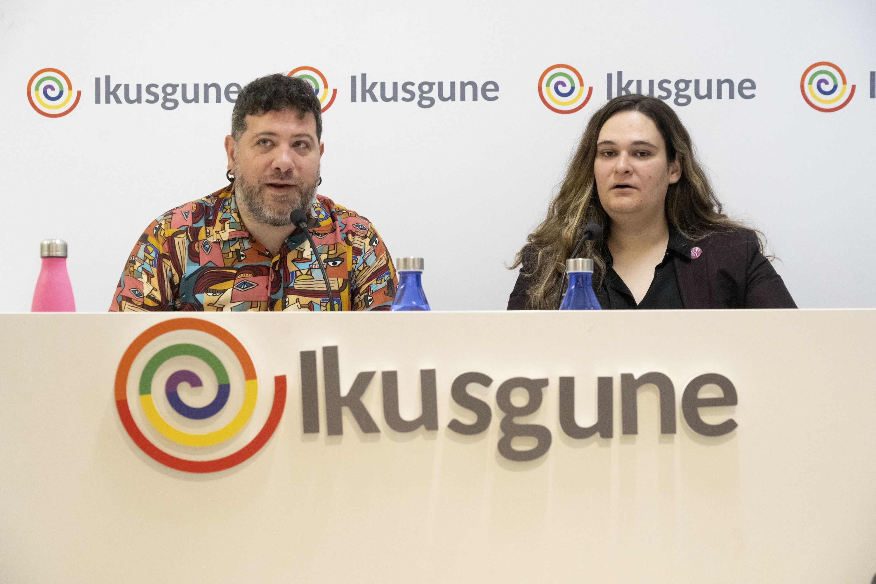 Amets Martinez de Hereditak eta Klaudia Ugartek aurkeztu dute Ikusguneren txostena, Gasteizen. RAUL BOGAJO / FOKU