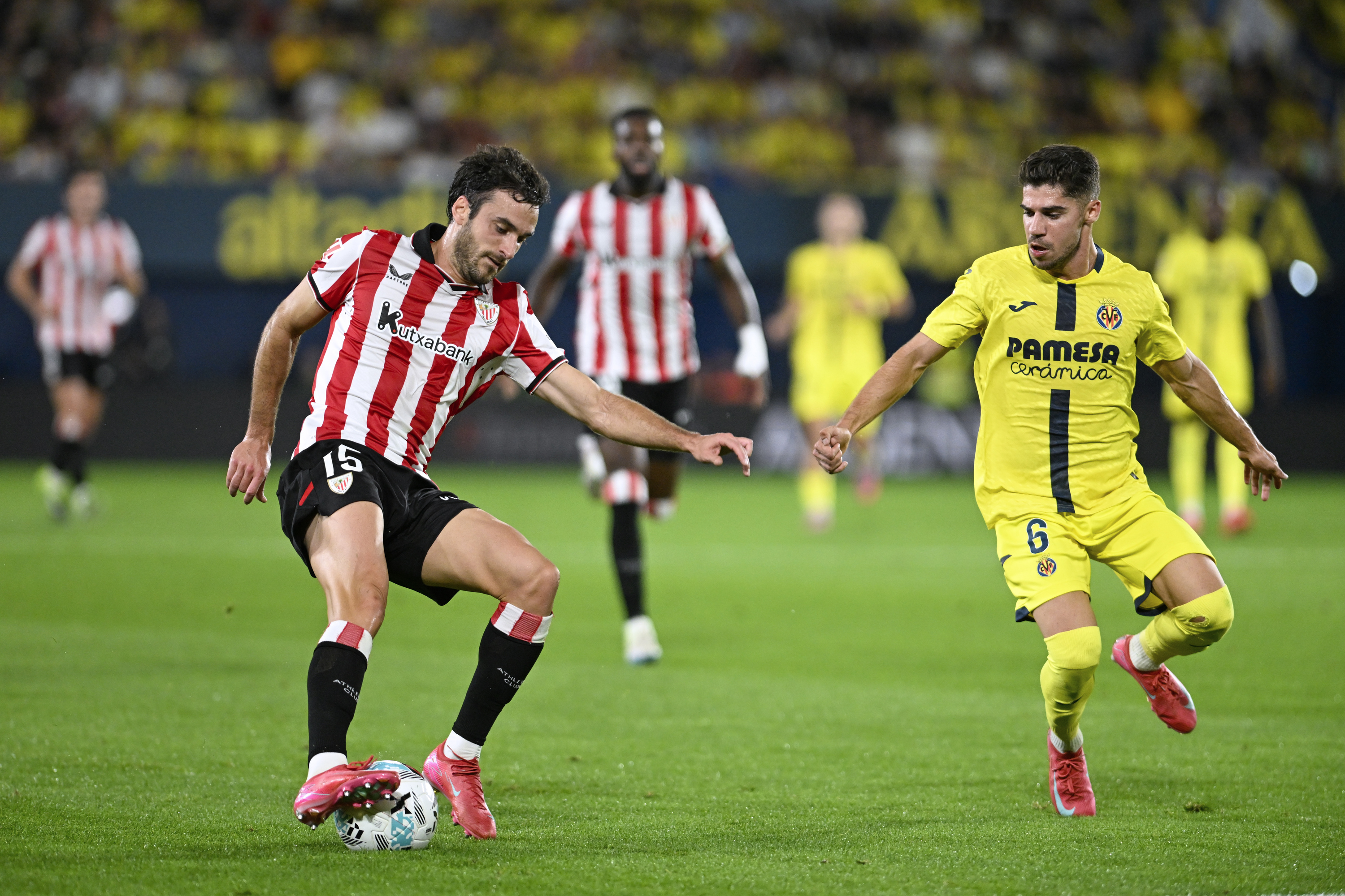 Iñigo Lekue baloiarekin, Vila-realen kontrako partida batean. ANDREU ESTEBAN / EFE