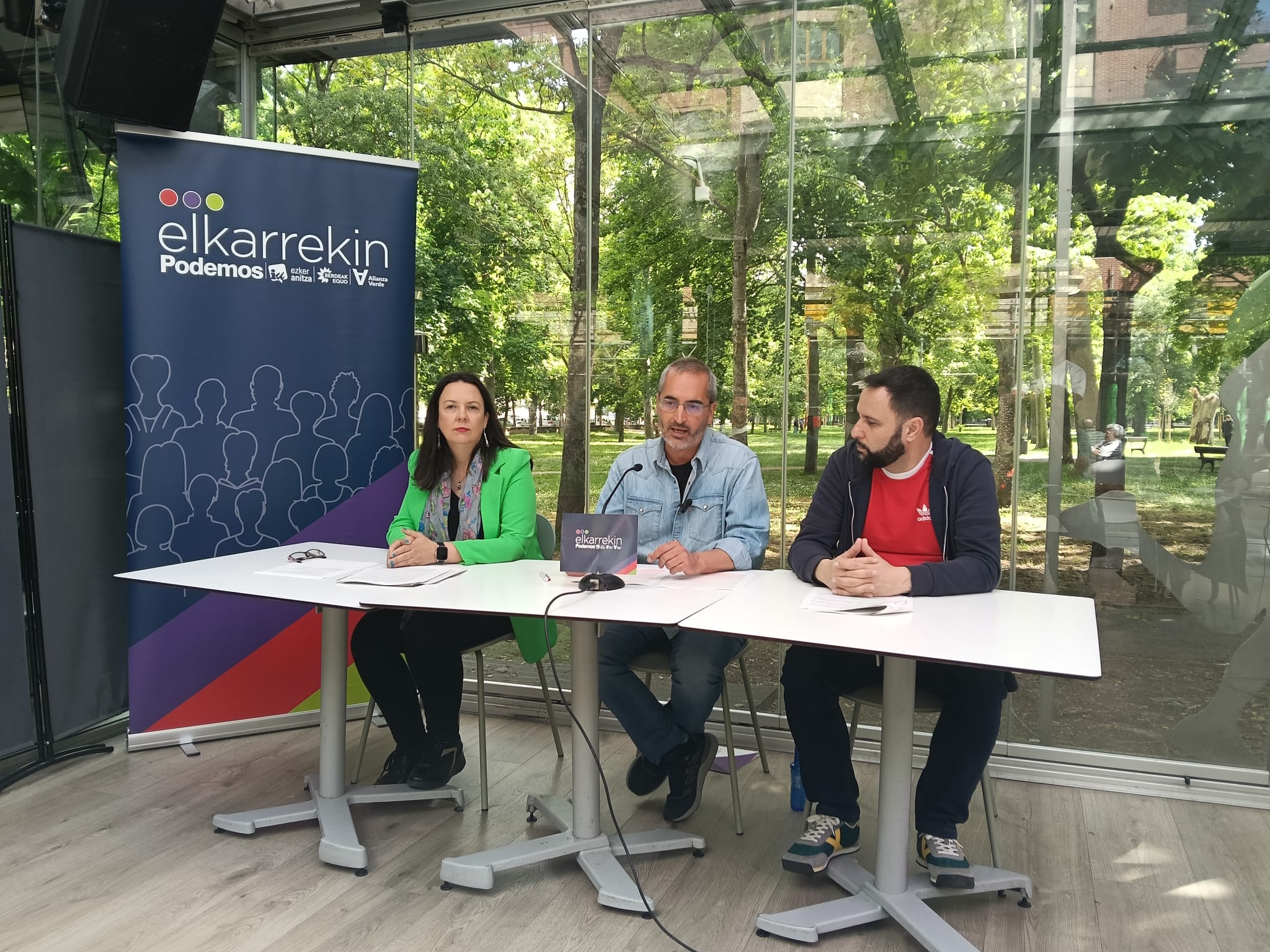 Ezkerretik eskuinera, Laura Fernandez, David Rodriguez eta Jose Damian Garcia-Moreno batzarkideak, gaurko gosari informatiboan. BERRIA