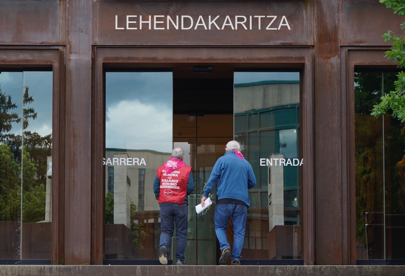 Pentsiodunen mugimenduko ordezkariak, Eusko Jaurlaritzako Lehendakaritzara sartzen. RAUL BOGAJO / FOKU