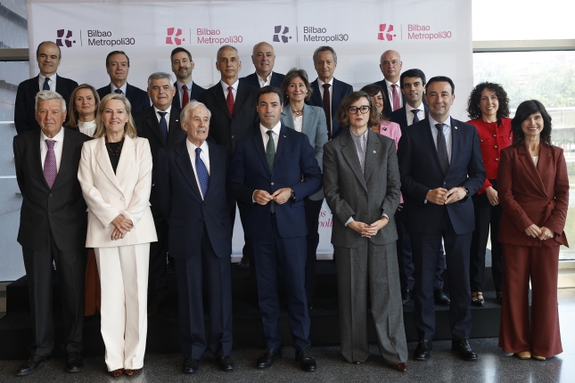 Bilbao Metropoli 30 elkarteko kideak, gaur, Bilboko Euskalduna jauregian egin duten ezohiko bilkura hasi aurretik. LUIS TEJIDO / EFE Bilbao Metropoli 30 elkarteko kideak, gaur, Bilboko Euskalduna jauregian egin duten ezohiko bilkura hasi aurretik. LUIS TEJIDO / EFE