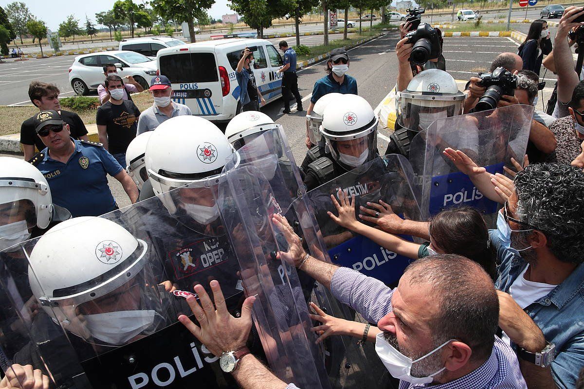 HDP alderdi kurduaren protesta bat Istanbulen. TOLGA BOZOGLU, EFE