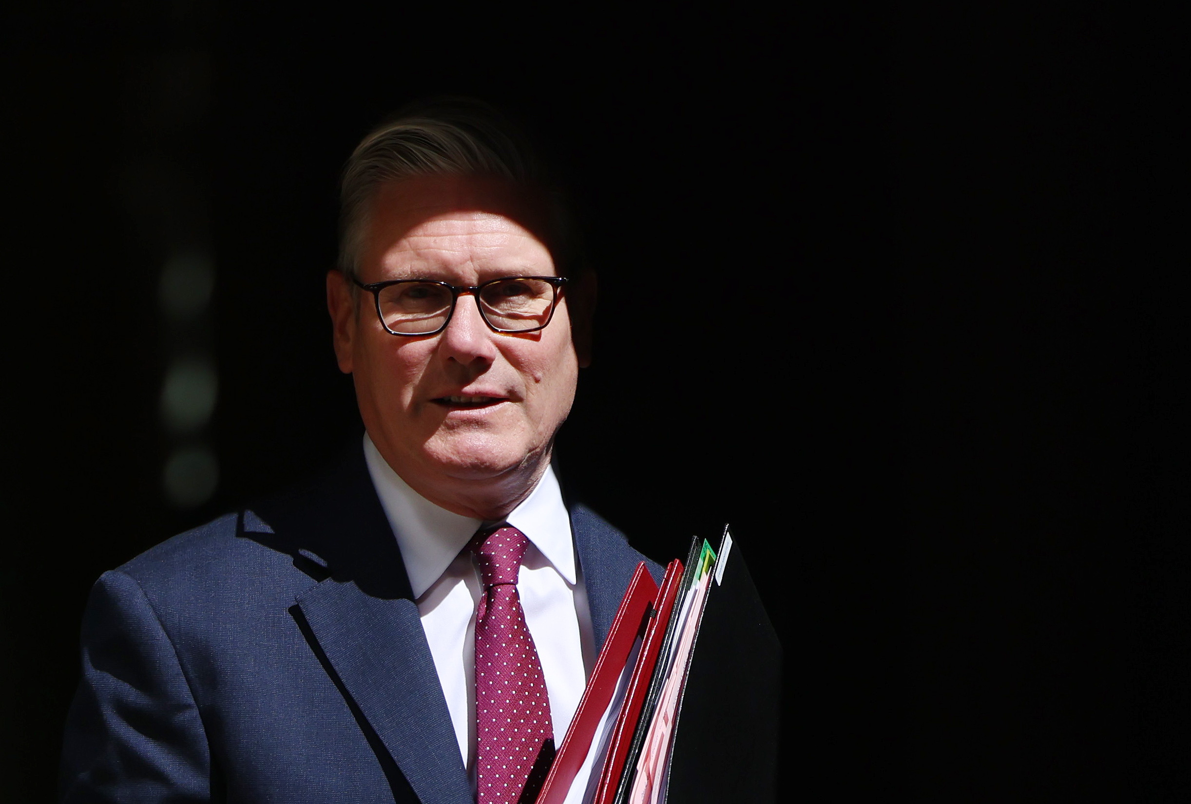 Keir Starmer Erresuma Batuko lehen ministroa Downing Streeteko 10. zenbakitik ateratzen, apirilaren 29an. ANDY RAIN / EFE