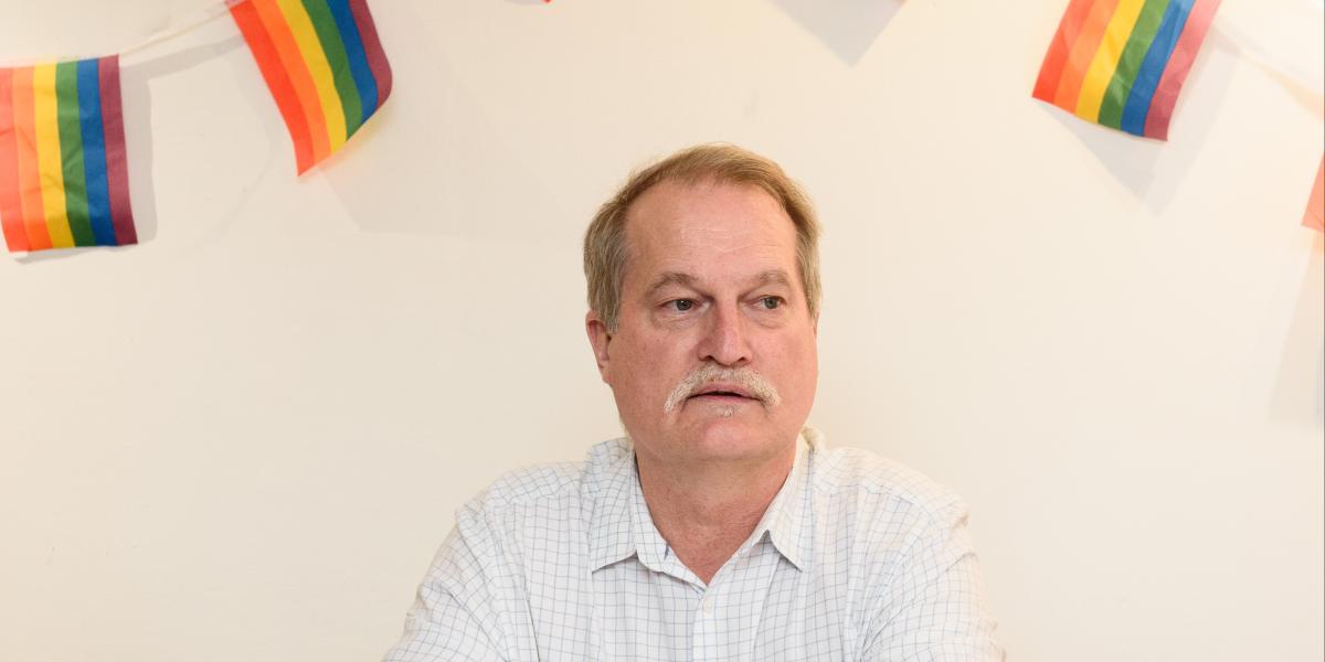Les Bascos LGTBI elkarteko militantzia taldeko Franck-Yves Guilbert, gaur goizean, Baionan egindako prentsaurrekoan. GUILLAUME FAUVEAU 