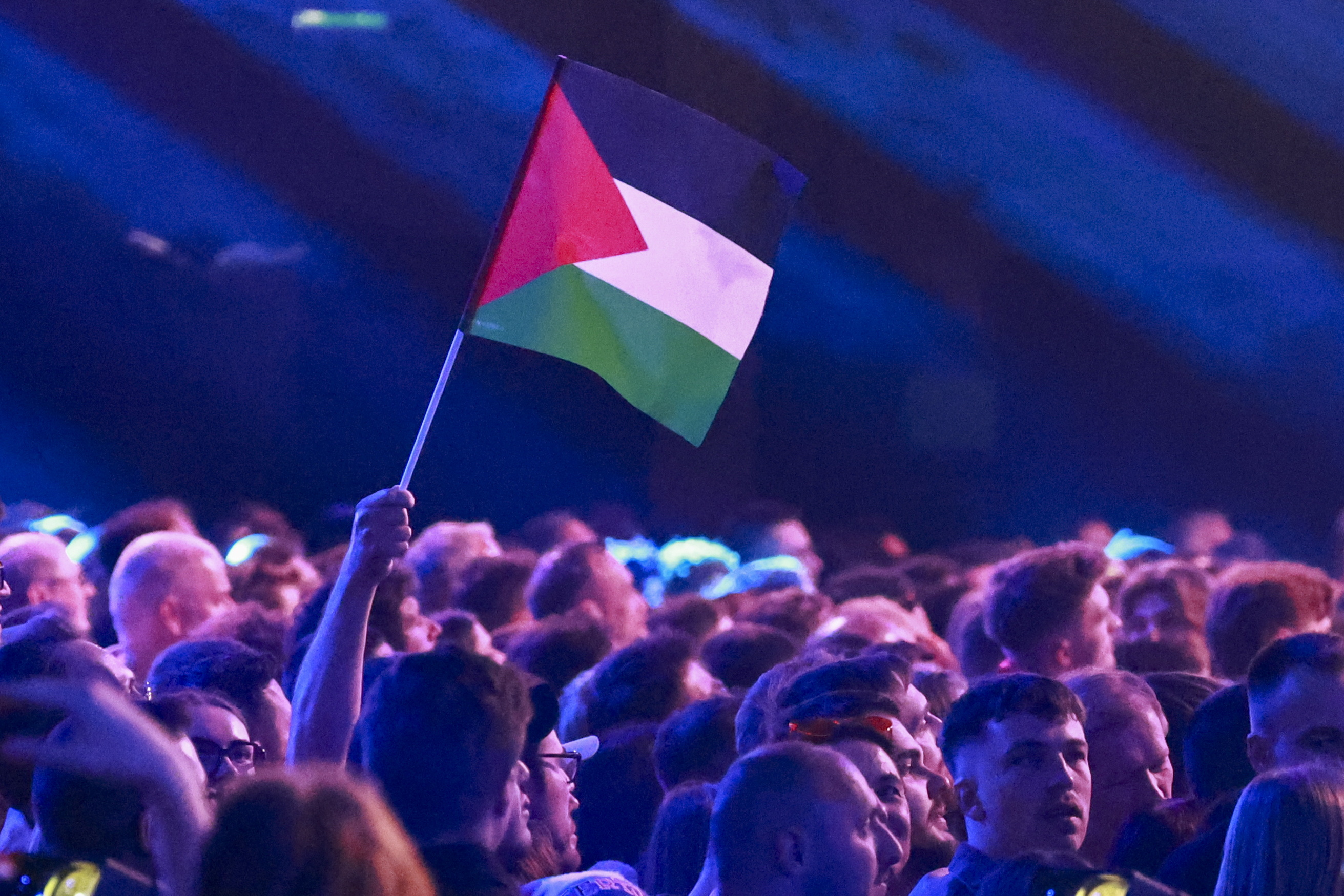 Palestinako bandera bat, atzo, Eurovisioneko lehen finalerdian. HANNIBAL HANSCHKE / EFE
