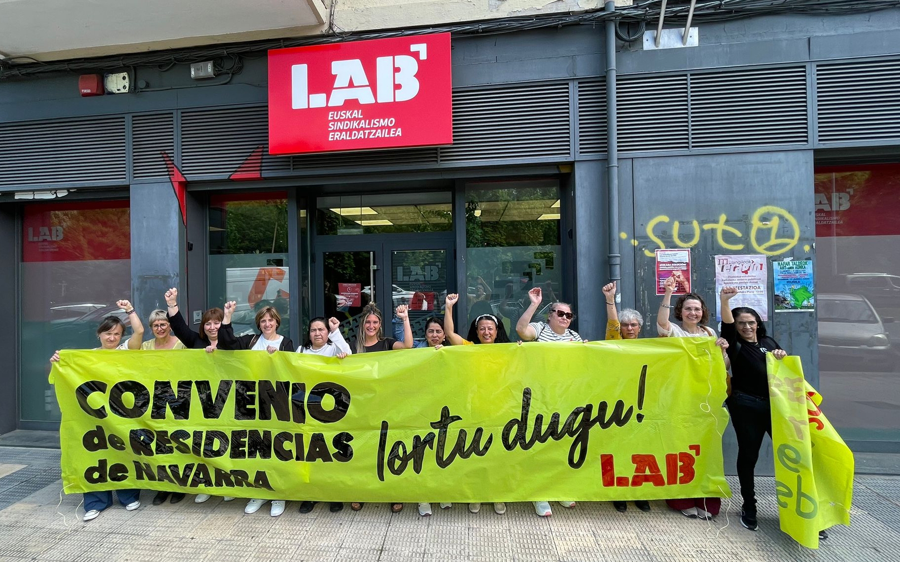 Zahar etxeetako hainbat langile hitzarmen kolektiborako aurreakordioa lortu izana ospatzen, LAB sindikatuaren Iruñeko egoitzaren aurrean. LAB 