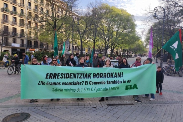 ELA sindikatuak deituta, zahar etxeetako langileek Nafarroako Parlamentuaren aurrean egindako elkarretaratzea. ELA