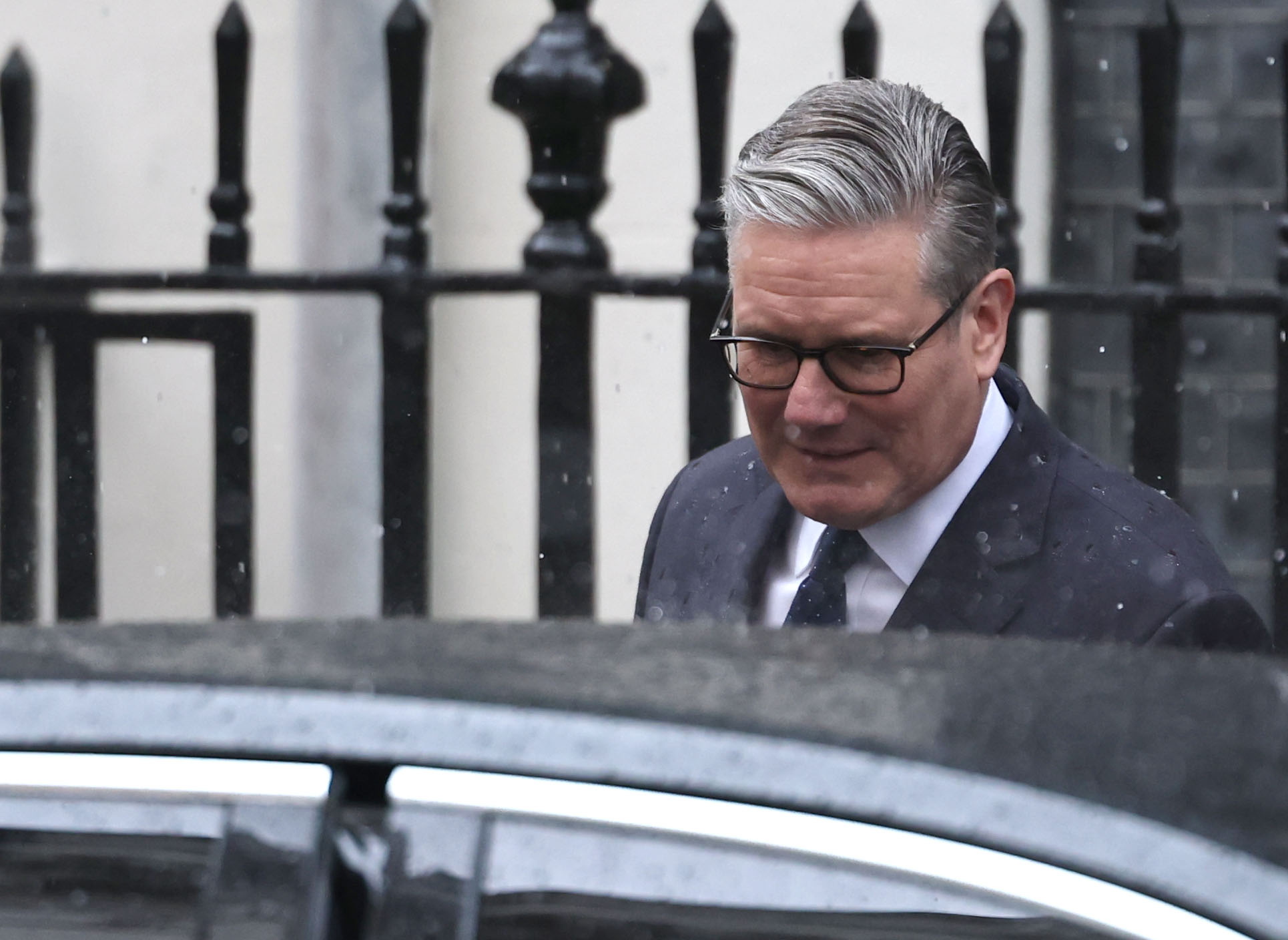 Starmer gaur, Downing Streeteko hamargarrenetik ateratzen. NEIL HALL / EFE
