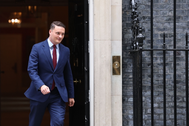 Wes Streeting Osasun ministroa gaur Downing Streeteko hamargarrenetik irteten, Starmerrekin bildu ostean. NEIL HALL / EFE