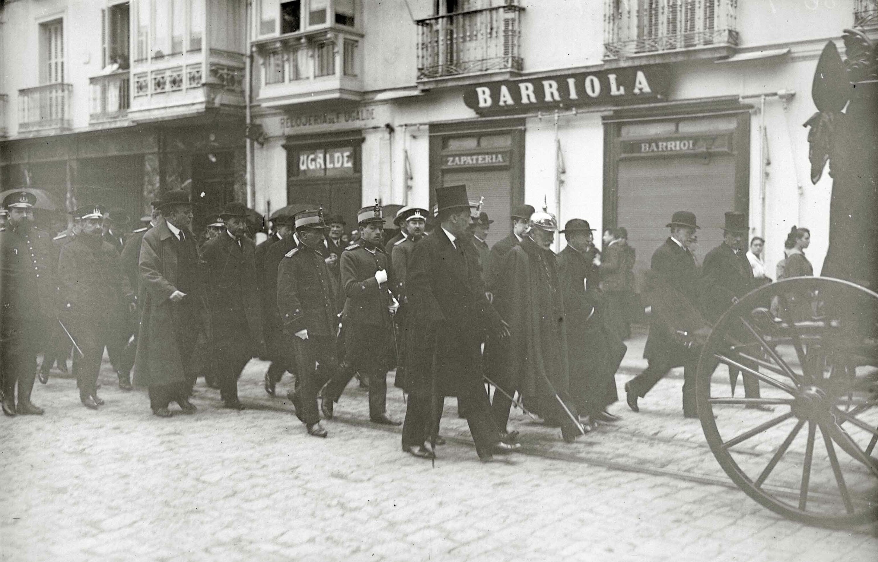 Barriola zapata denda, 1919an, hileta segizio bat aurrean duela. MARTIN RICARDO / KUTXATEKA Barriola zapata denda, 1919an, hileta segizio bat aurrean duela. MARTIN RICARDO / KUTXATEKA
