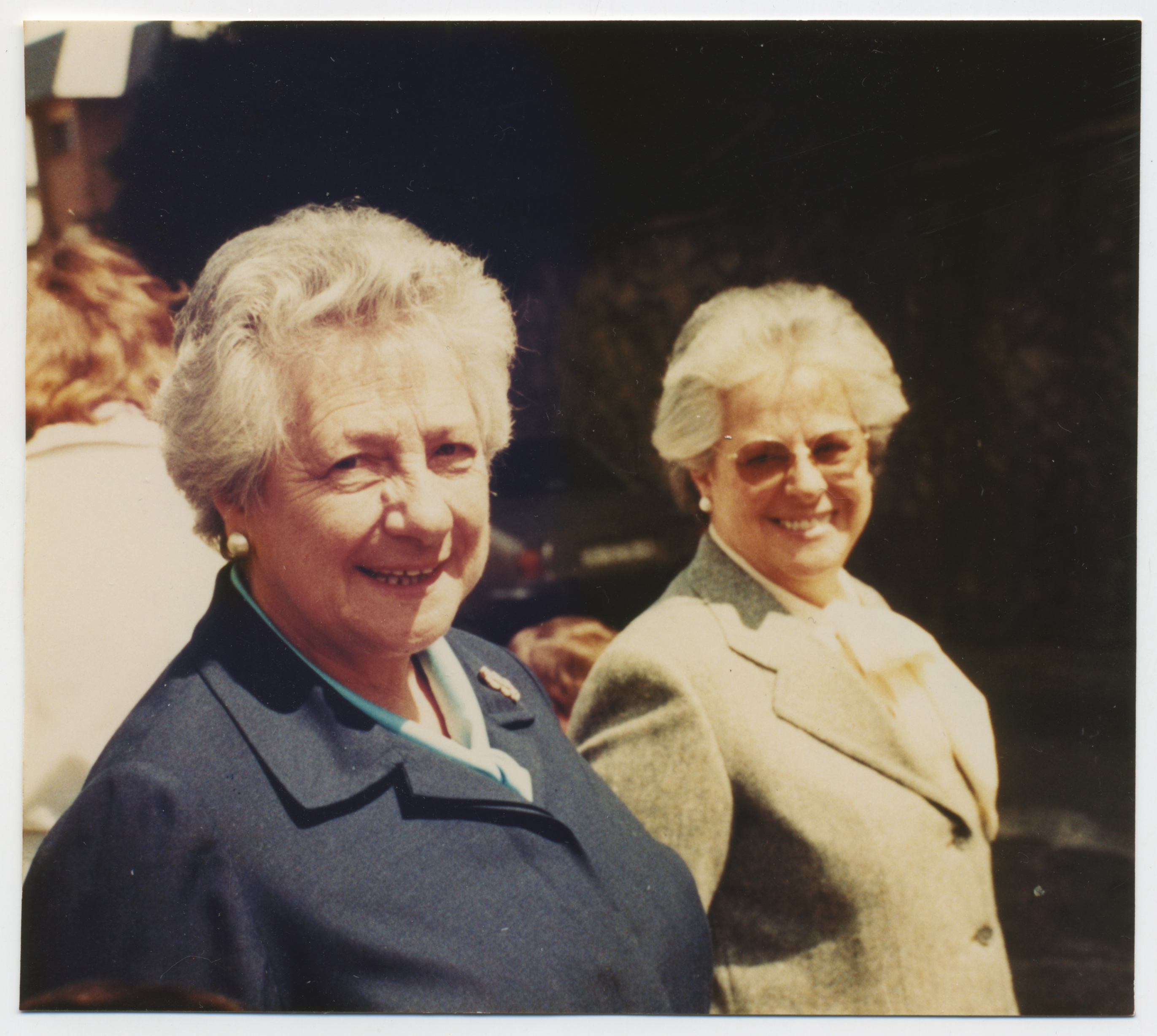 Maritxu Barriola, 1987an, hil baino urtebete lehenago, bere ahizpa Kororekin. KORO REKARTEK UTZITAKOA