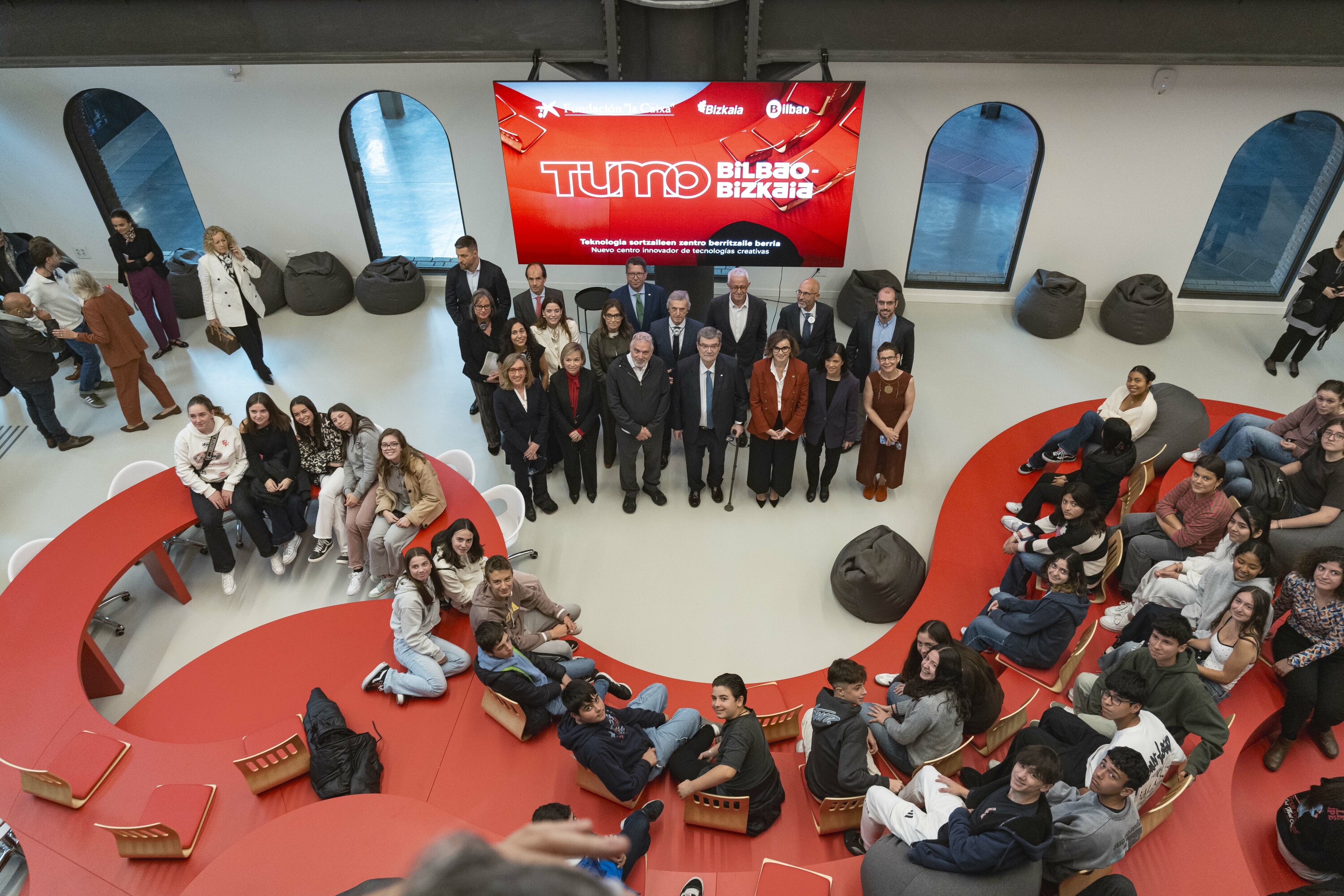 Agintariak eta ikasleak, gaur, Tumo Bilbo-Bizkaia zentroaren inaugurazioan. ARITZ LOIOLA / FOKU
