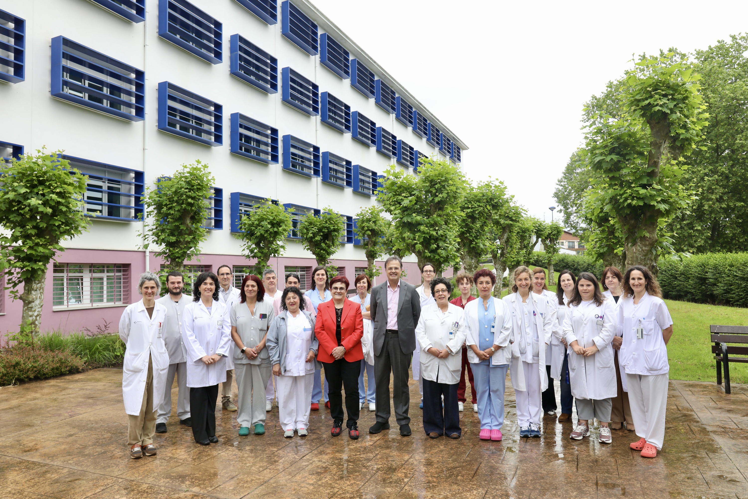 Eusko Jaurlaritzako ordezkariak Amarako Eguneko Ospitaleko langileekin, gaur. IREKIA