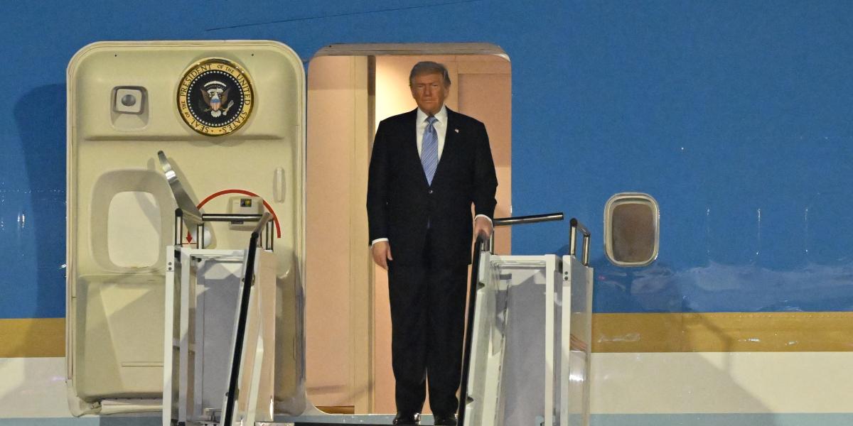 Donald Trump gaur, hegazkinean, Txinara iritsi berritan. EFE