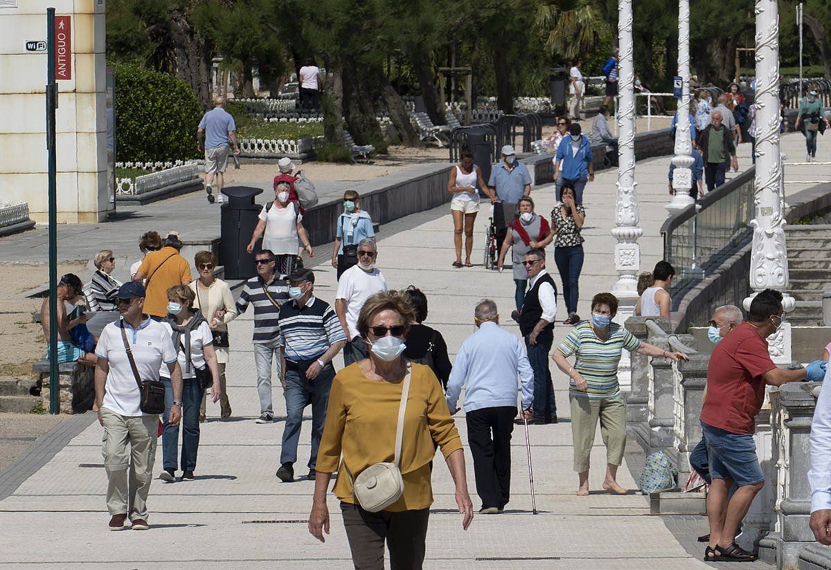 Herritarrak paseoan, Donostiako Ondarreta hondartza alboan. JON URBE / FOKU