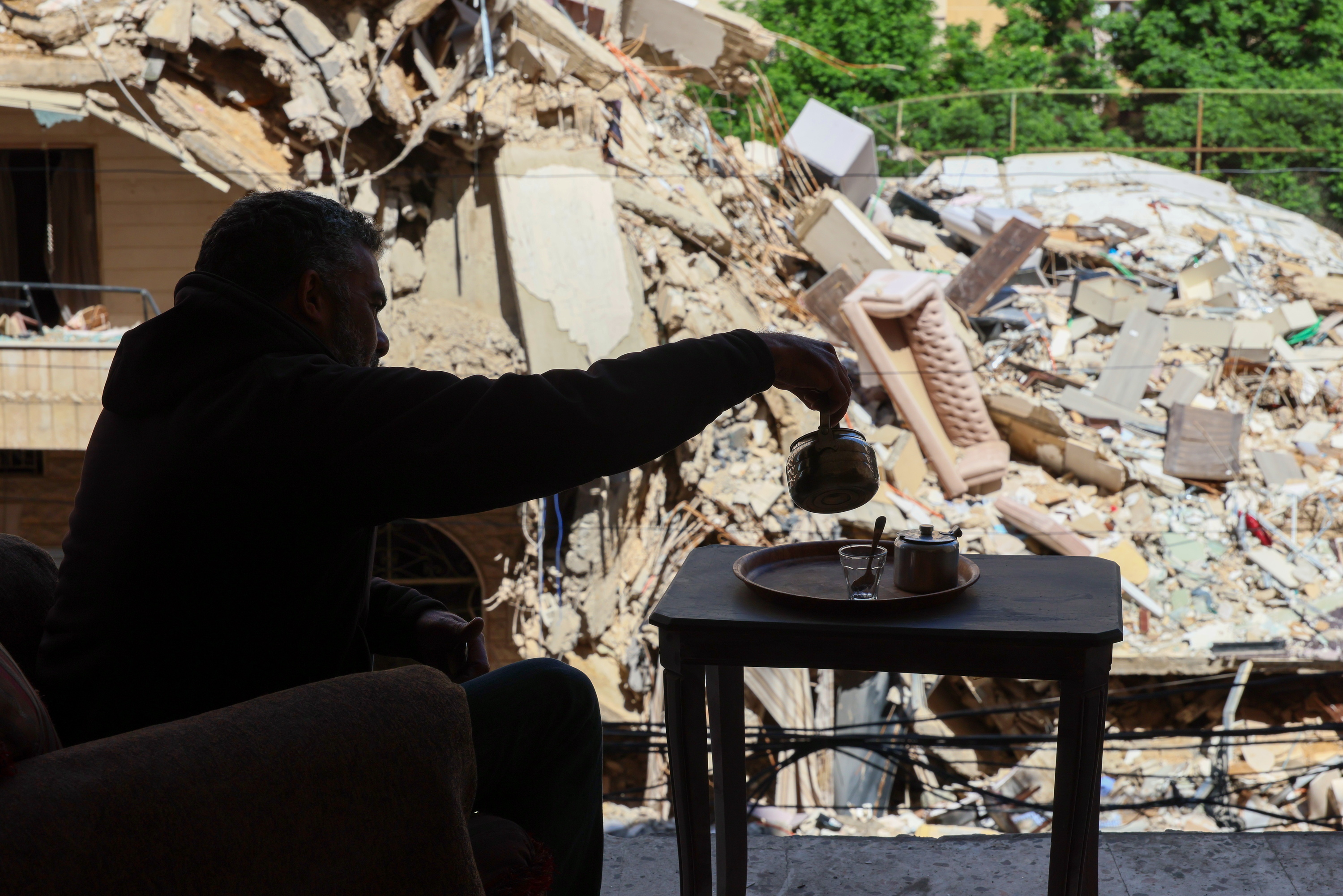 Gizon bat Israelen erasoek txikitutako bere etxean, Beirut hegoaldeko Ruwais auzoan, joan den astean. WAEL HAMZEH / EFE