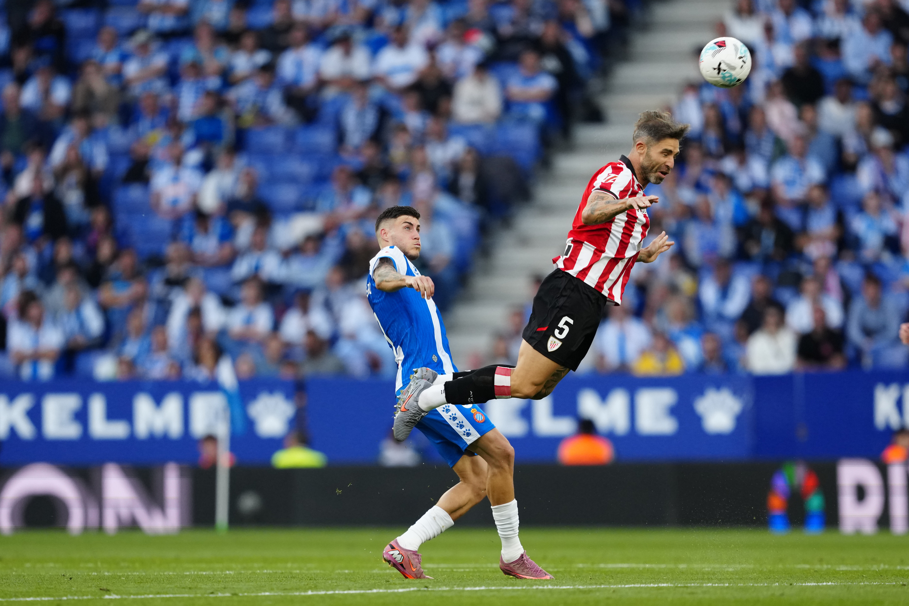 Yeray Athleticeko baloia buruz jotzen, Espanyoleko Robertori aurrea hartzen. ALEJANDRO GARCIA / EFE