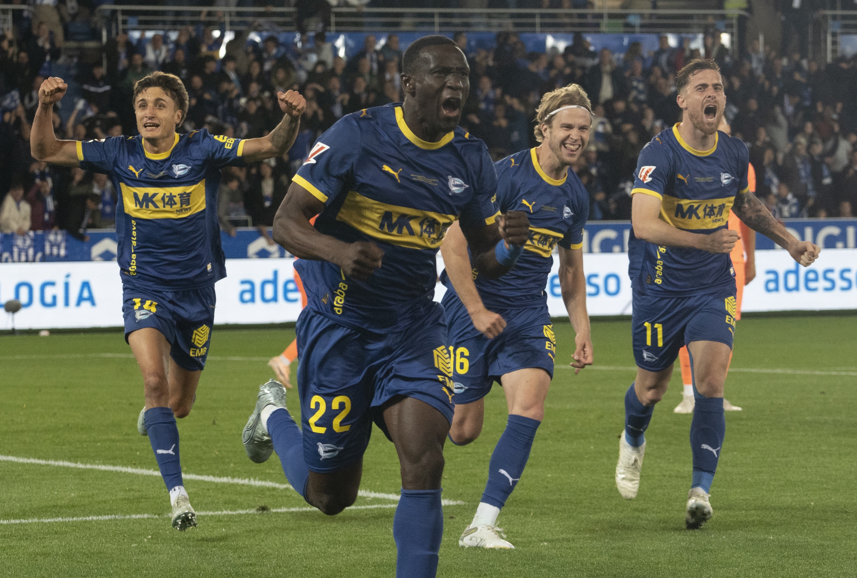 Diabate gola ospatzen, atzean taldekideak dituela. RAUL BOGAJO / FOKU
