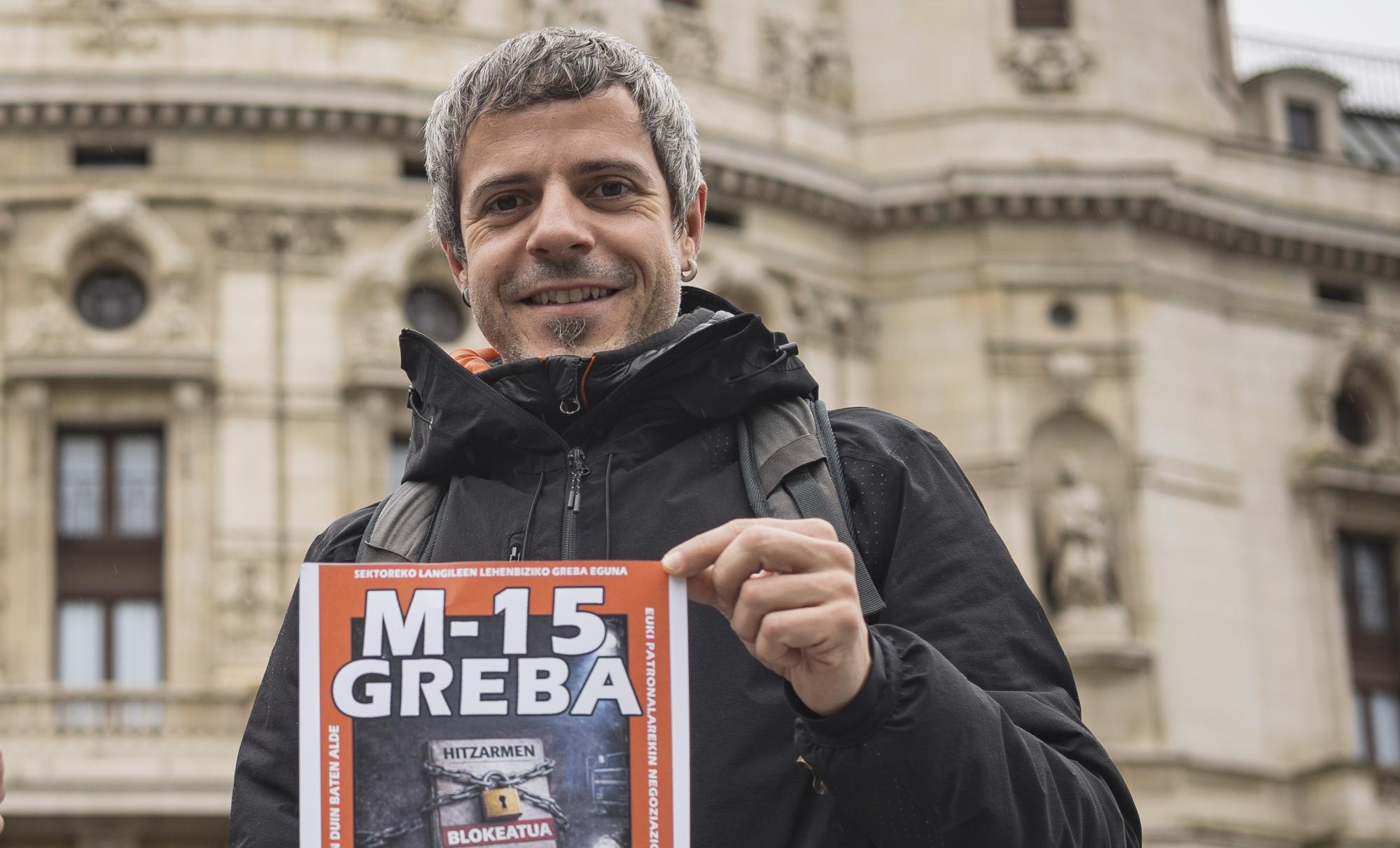 Aritz Pilar Teknikariok sindikatuko ordezkaria Bilboko Arriaga antzokiaren aurrean. ARITZ LOIOLA / FOKU