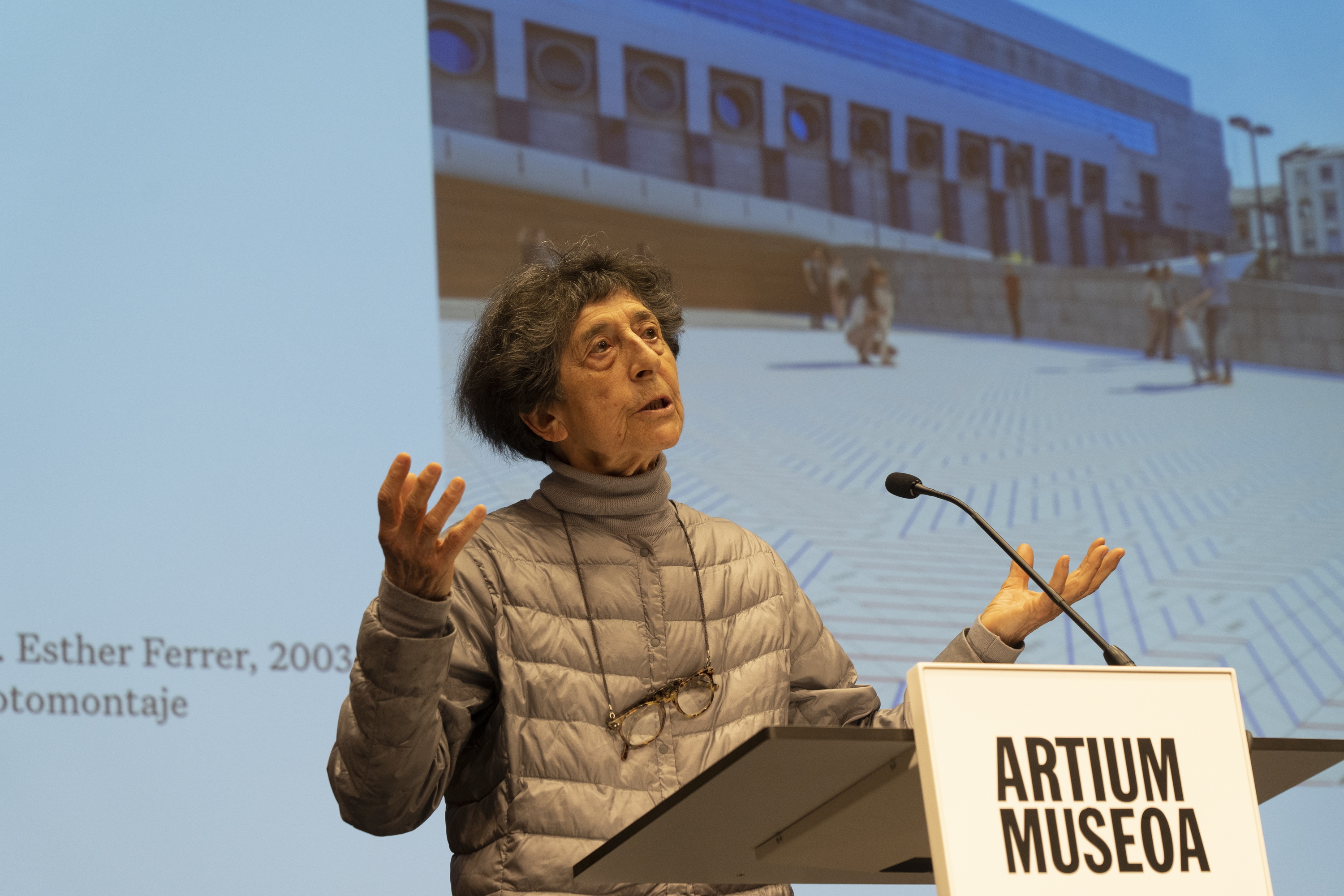 Esther Ferrer artista, 2023an Artium museoan zabaldutako erakusketaren aurkezpenean. RAUL BOGAJO / FOKU
