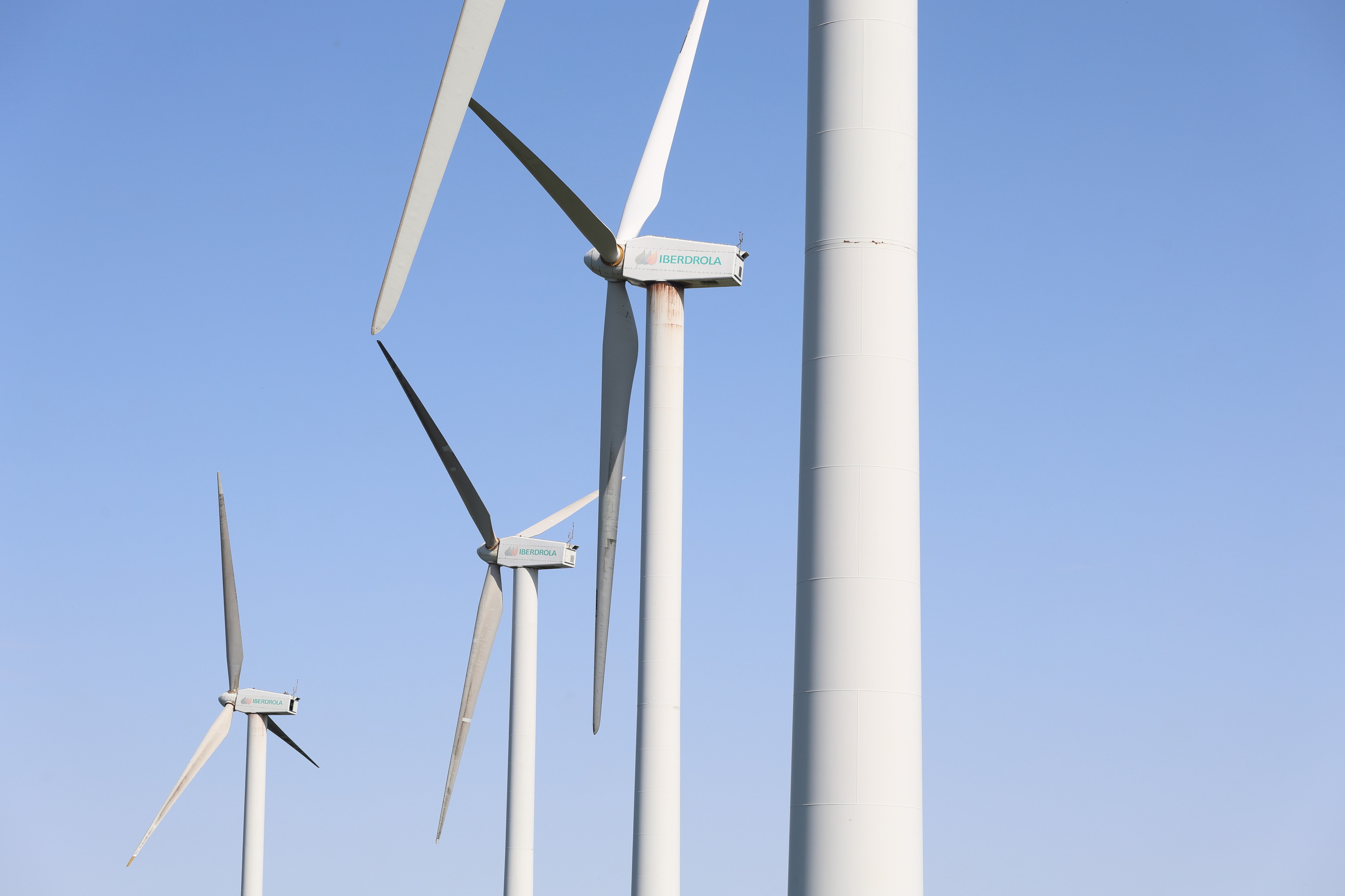 Iberdrola enpresak Oiz mendian (Bizkaia) dituen haizerrotak, artxiboko irudi batean. IREKIA