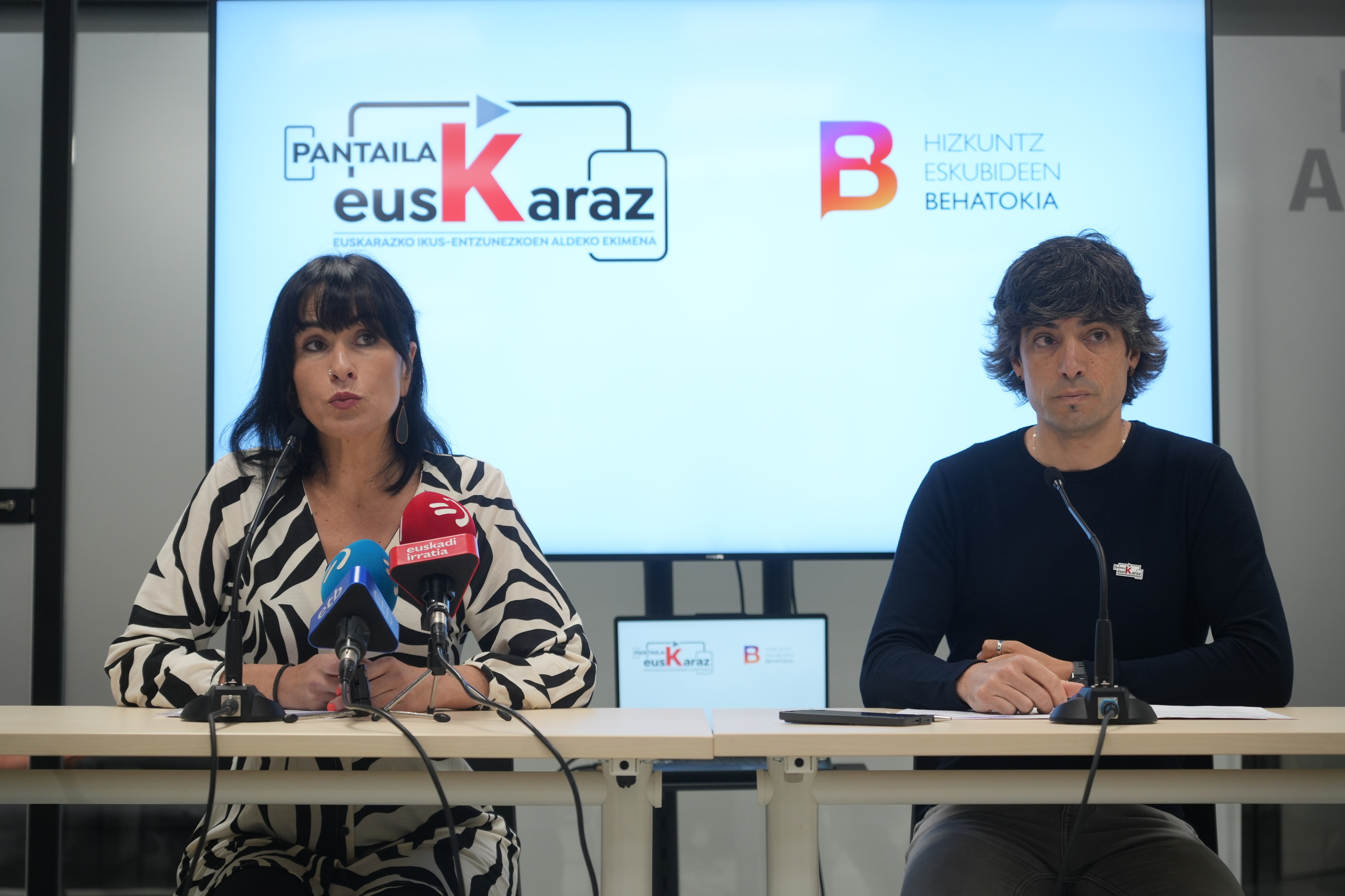 Agurne Gaubeka eta Alex Aginagalde, gaur Donostian eman duten prentsaurrekoan. JON URBE / FOKU