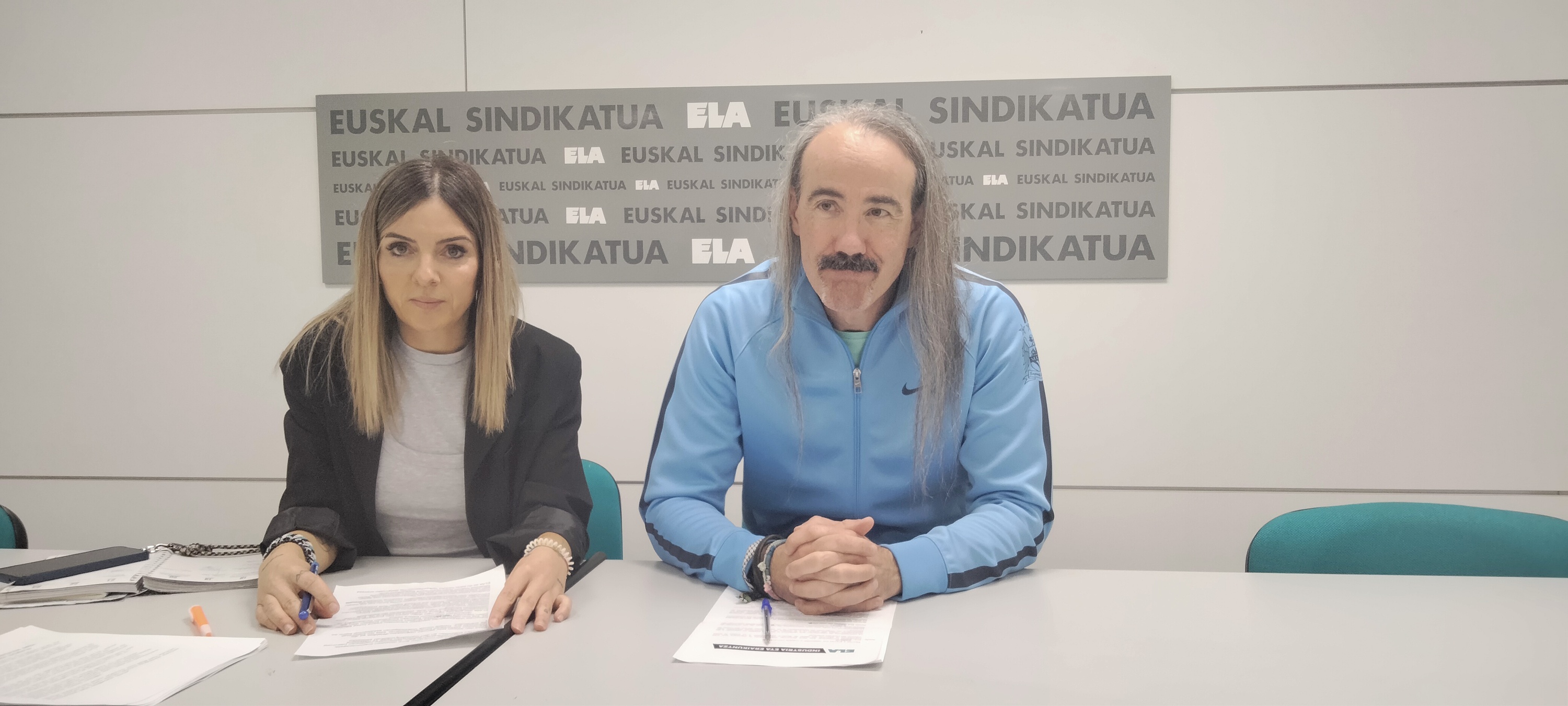 Puy Remirez eta Carlos Sarasa, ELAko Industria Federazioko ordezkariak, Iruñeko egoitzan. JOXERRA SENAR