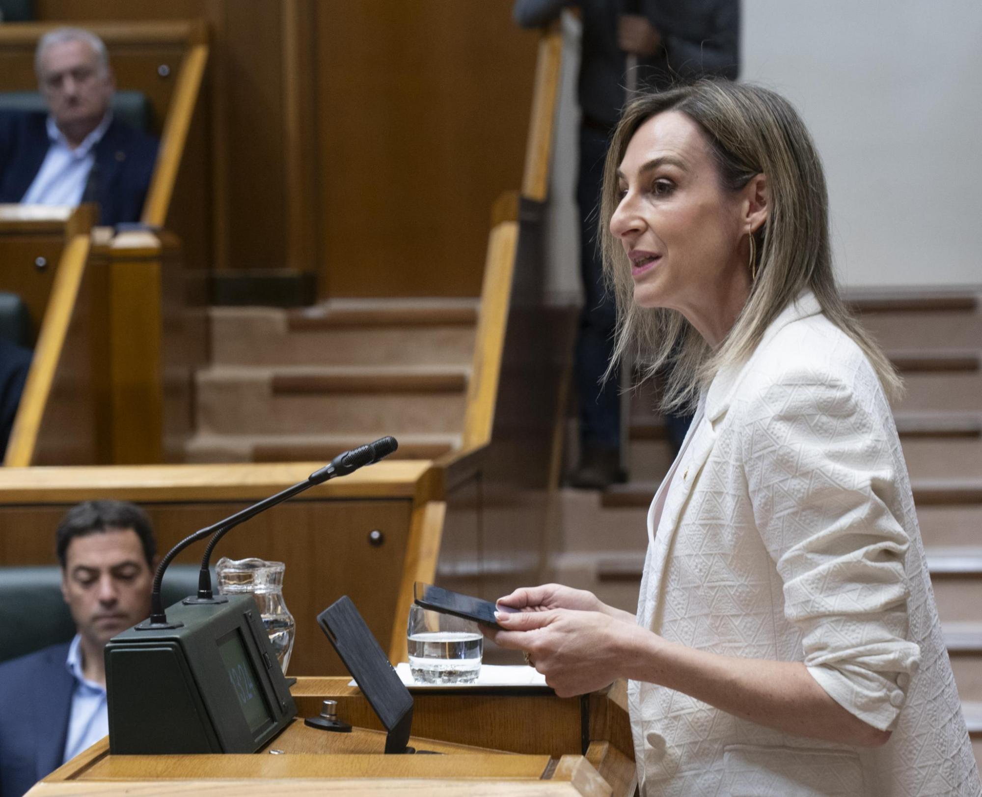 Maria Ubarretxena Eusko Jaurlaritzako bozeramailea, Eusko Legebiltzarreko osoko bilkuran. IREKIA