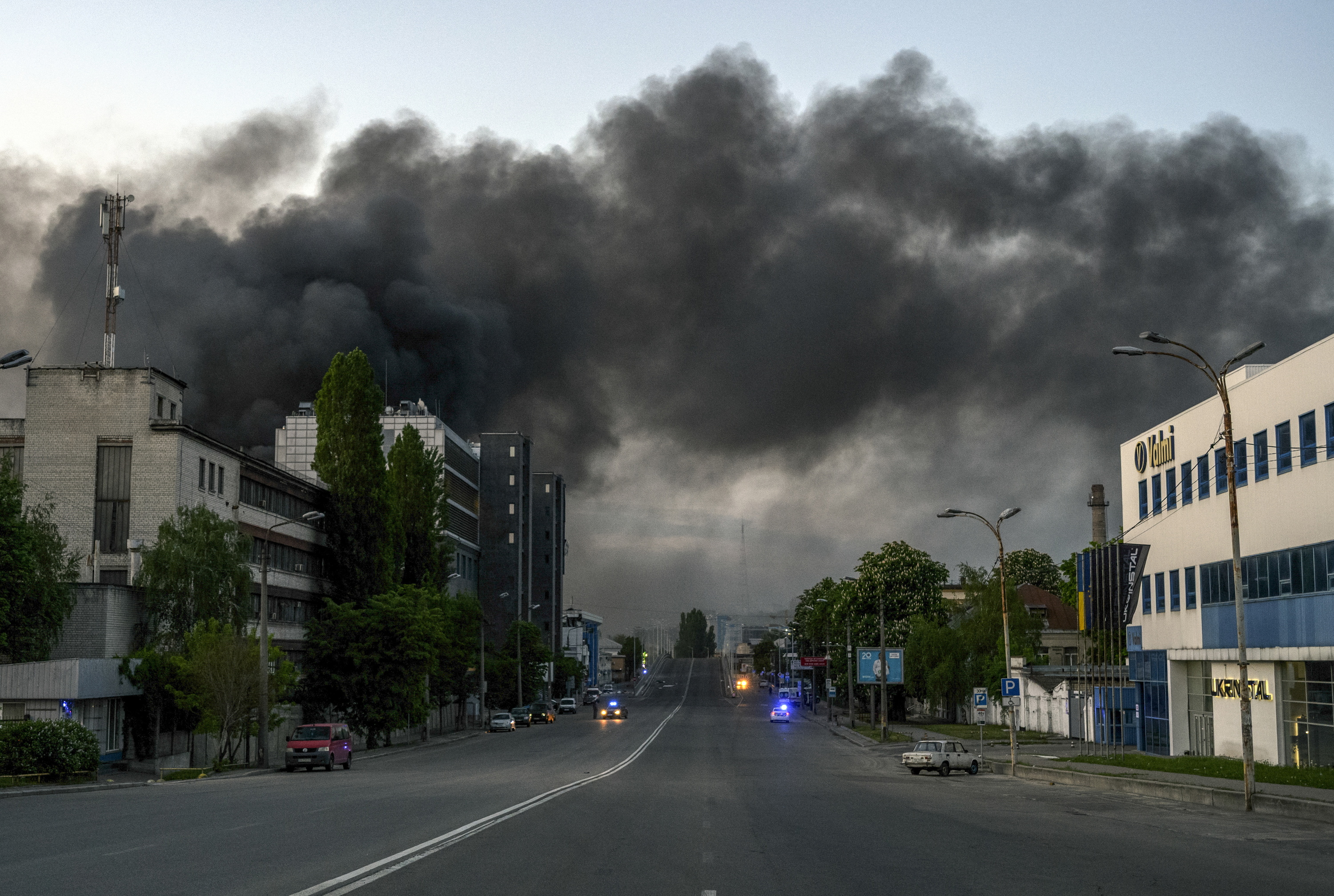 Ke beltza Kieveko zeruan, Errusiak egindako erasoen ondorioz. MAXIM MARUSENKO / EFE