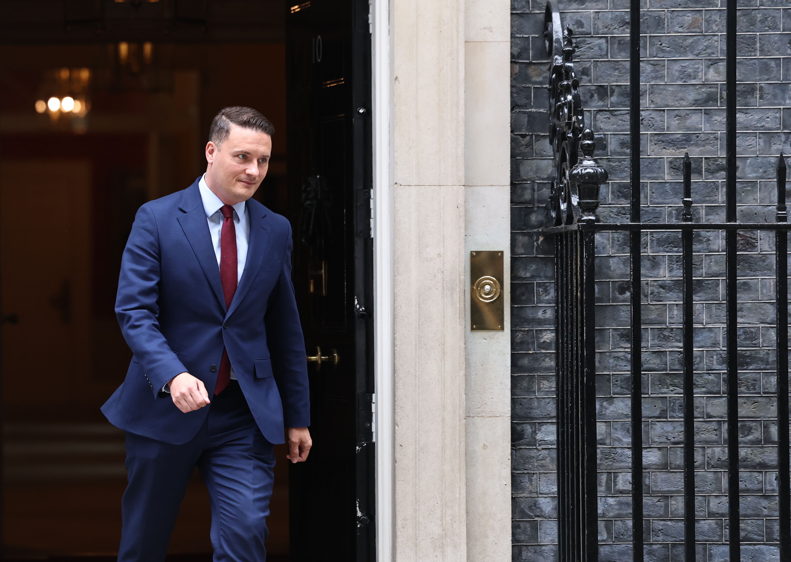 Wes Streeting Osasun ministroa atzo Starmerrekin bildu ostean, Downing Streeteko hamargarrenetik irteten. NEIL HALL / EFE