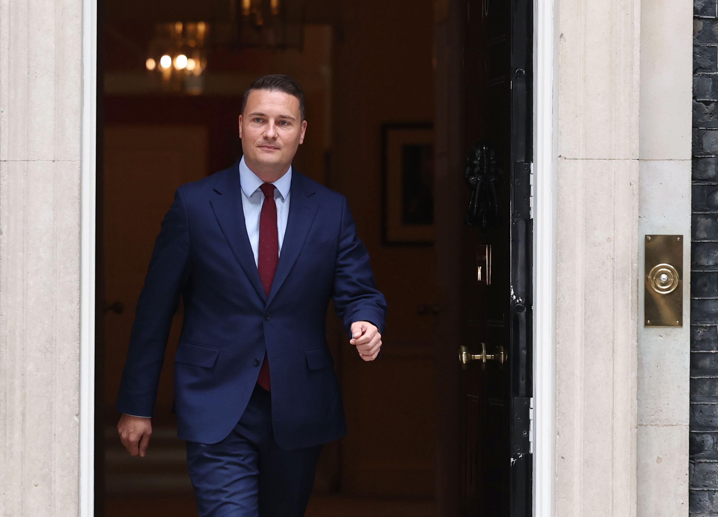Wes Streeting Osasun ministroa atzo Keir Starmerrekin bildu ostean, Downing Streeteko hamargarrenetik irteten. NEIL HALL / EFE
