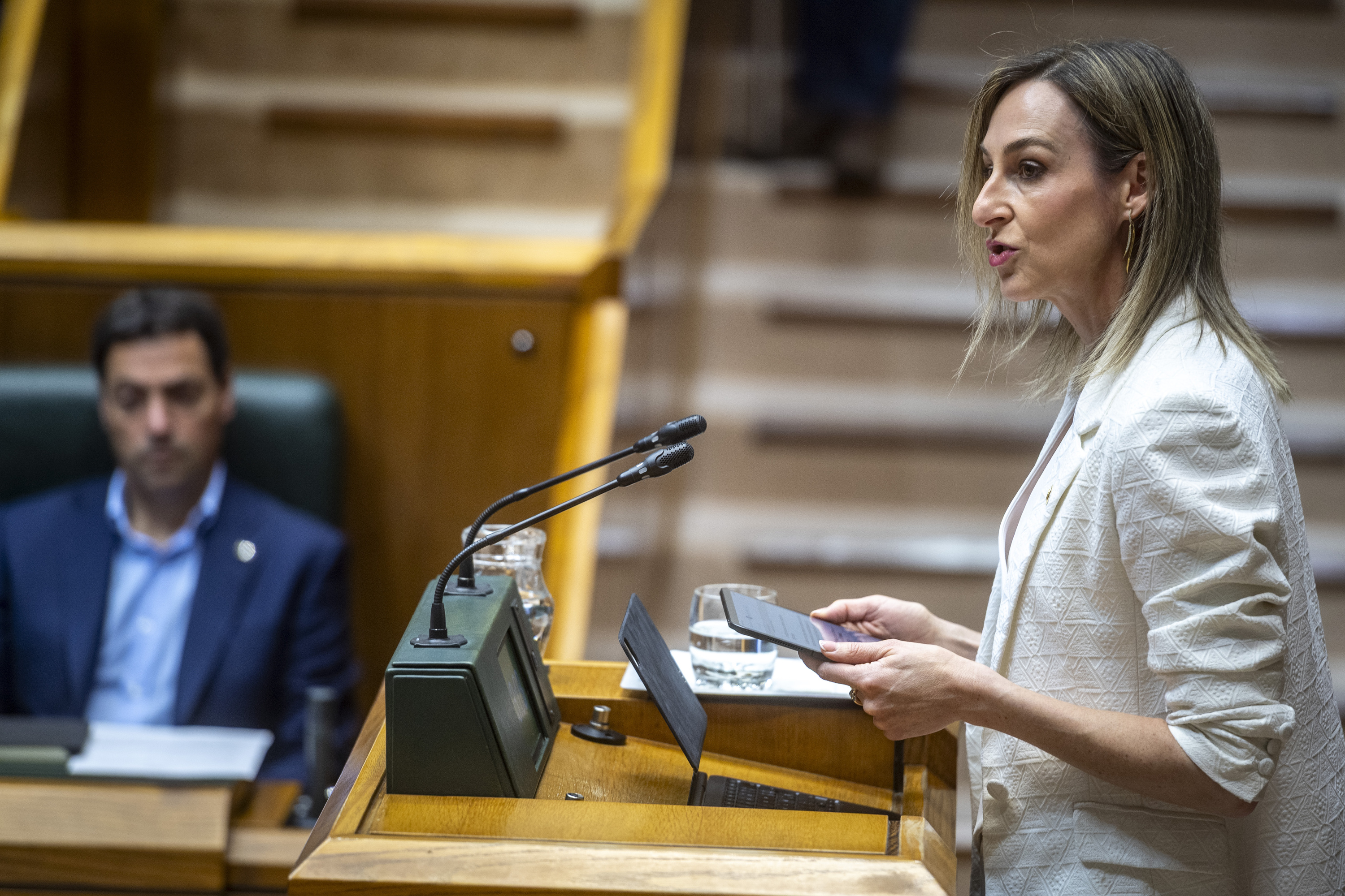 Maria Ubarretxena Eusko Jaurlaritzako bozeramailea, gaur, Eusko Legebiltzarreko osoko bilkuran. JAIZKI FONTANEDA / FOKU