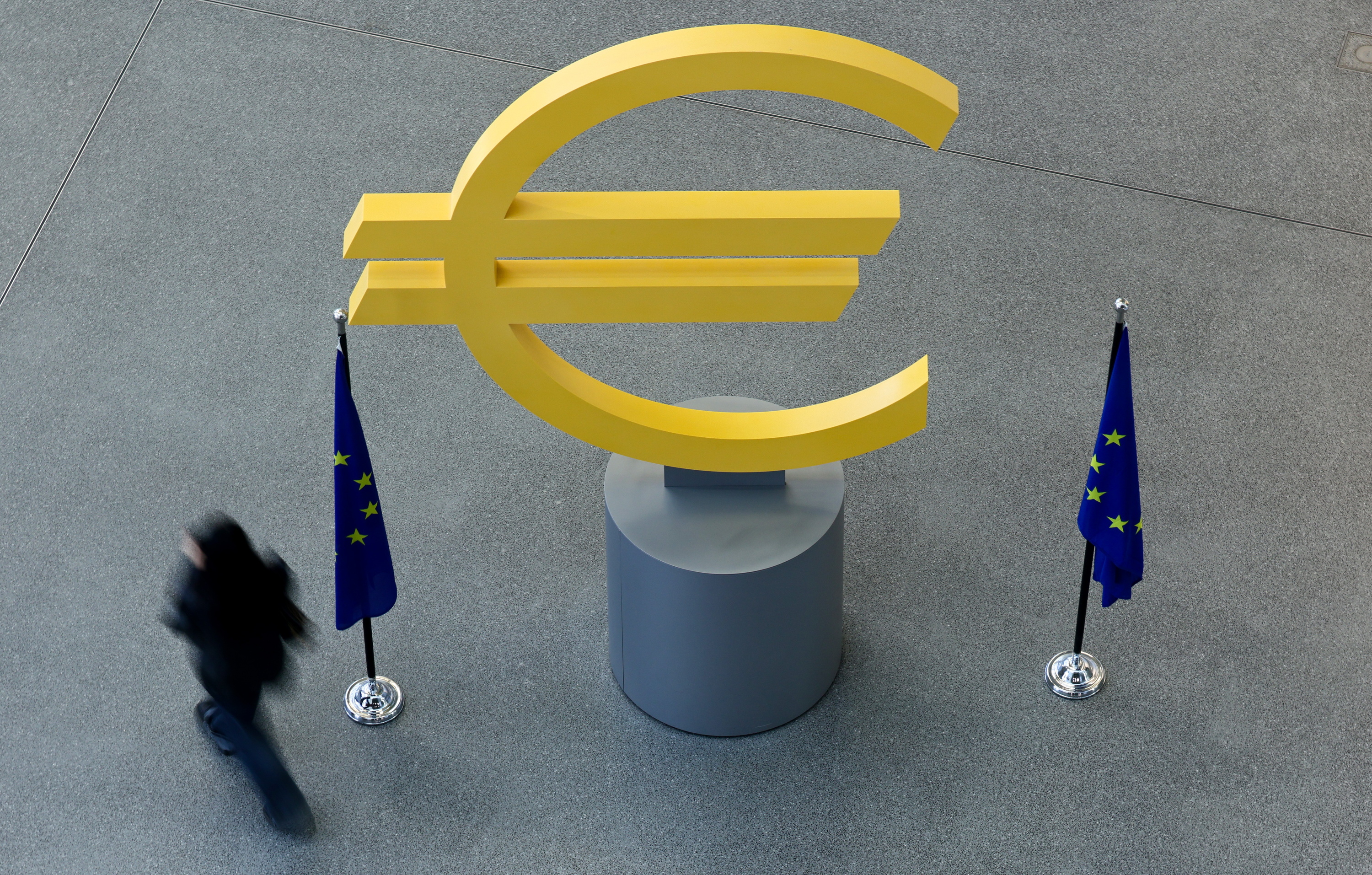 Euroaren irudi bat, Frankfurten. ROLAND WITTEK / EFE