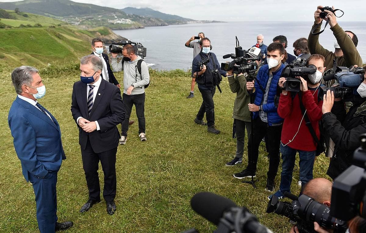 Revilla eta Urkullu Kobaronen (Muskiz, Bizkaia), gaur goizean. MIGUEL TOñA / EFE
