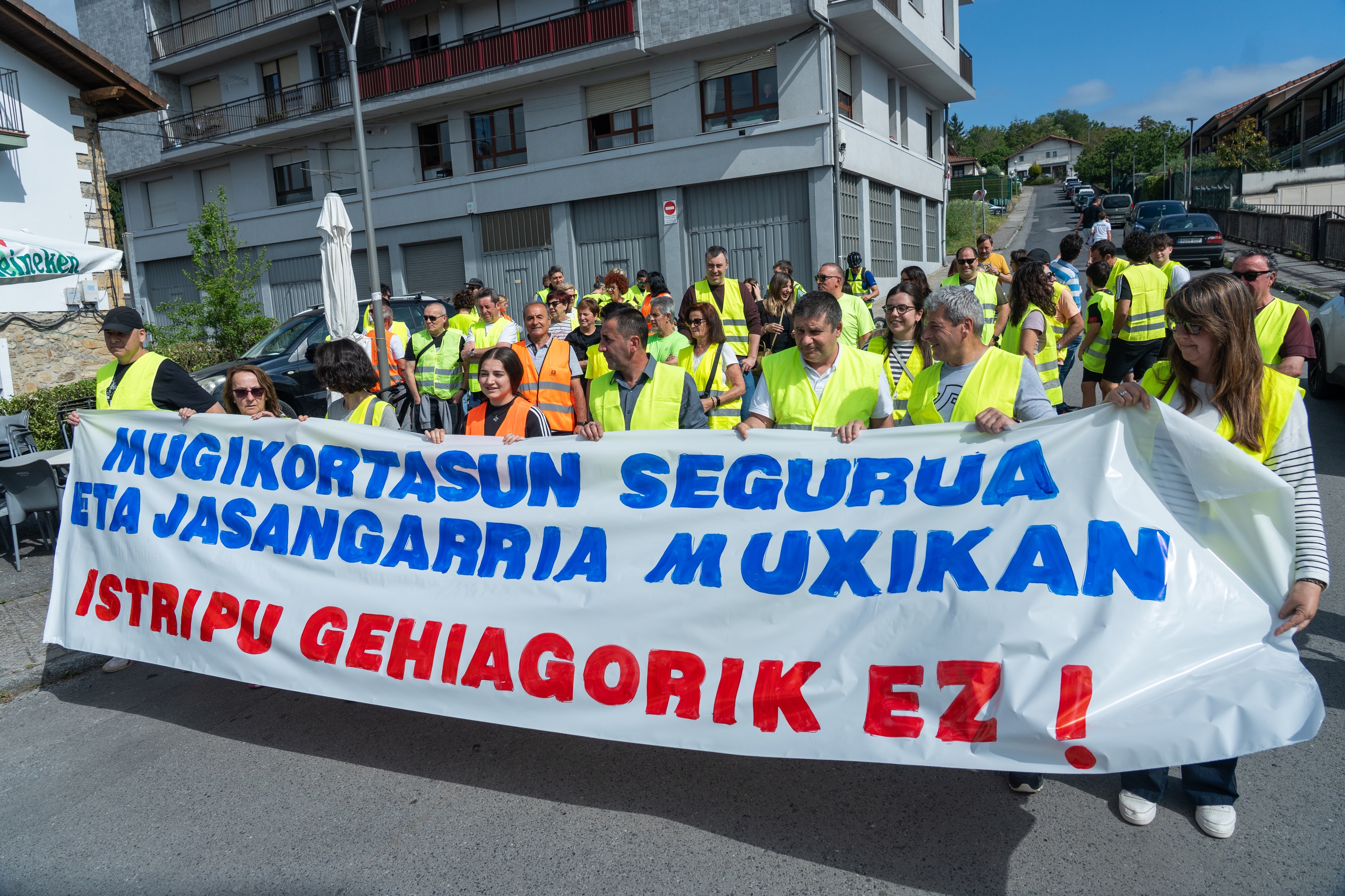 Manifestazioa, Muxikan, apirilaren 26an, BI-635 errepideko segurtasuna hobetzeko neurriak eskatzeko. ANDONI CANELLADA / FOKU