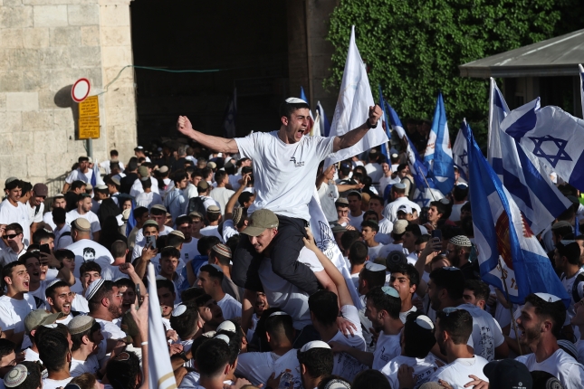 Ehunka israeldar ultranazionalista bildu ziren atzo Jerusalemgo Hiri Zaharrean Jerusalem ekialdearen okupazioa osapatzeko. ATEF SAFADI / EFE Ehunka israeldar ultranazionalista bildu ziren atzo Jerusalemgo Hiri Zaharrean Jerusalem ekialdearen okupazioa osapatzeko. ATEF SAFADI / EFE