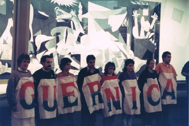 Gernika Batzordeak 1987an Madrilen Pablo Picassoren koadroaren aurrean egindako protesteako irudia. GERNIKA BATZORDEAK UTZIA
