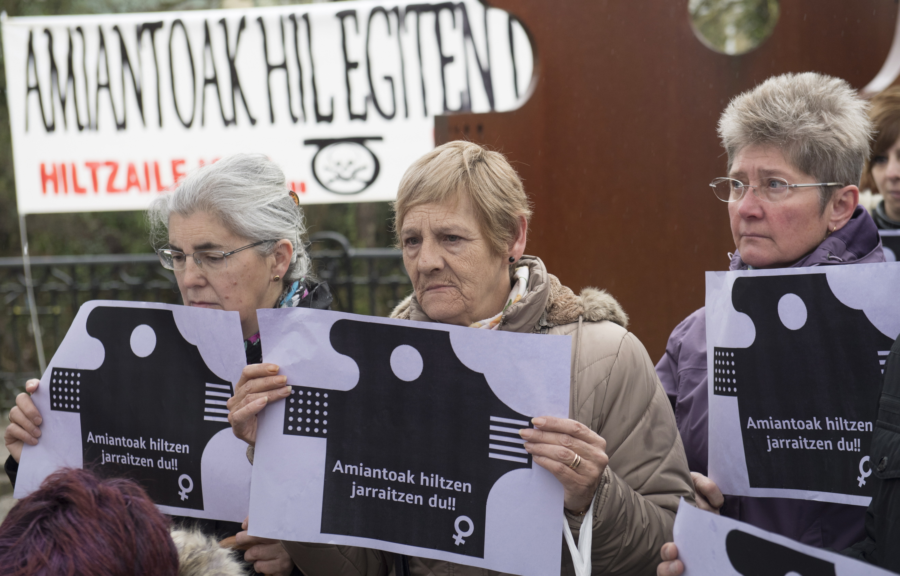 Amiantoagatik gaixotutako eta hildako langile batzuen senideak, mobilizazio batean. JAGOBA MANTEROLA / FOKU