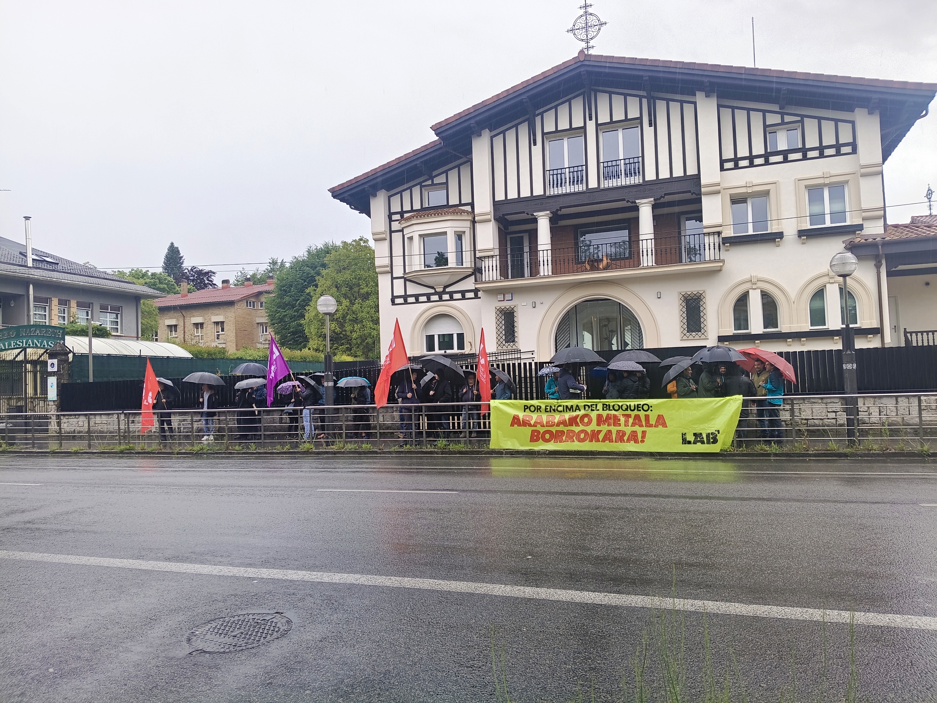 LAB sindikatuak SEAren egoitzaren aurrean egindako protesta, gaur, Gasteizen. LAB