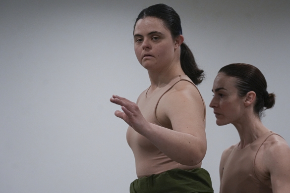 Atena fundazioko dantzari Ainhoa Sueskun eta Sandra Ayelo, 'Ciclos efimeros' lana aurkezten. JAGOBA MANTEROLA / FOKU Atena fundazioko dantzari Ainhoa Sueskun eta Sandra Ayelo, 'Ciclos efimeros' lana aurkezten. JAGOBA MANTEROLA / FOKU