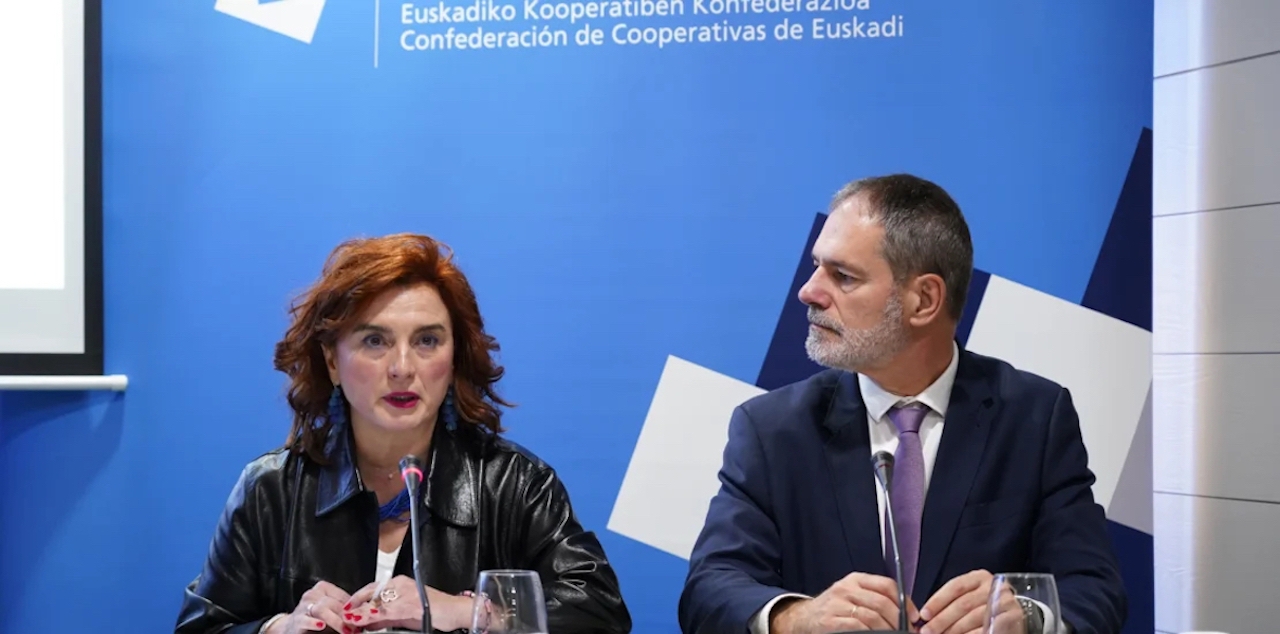 Rosa Lavin Konfekoopeko presidentea eta Mikel Larrea zuzendaria, ostiral honetan, Bilbon. KONFEKOOP