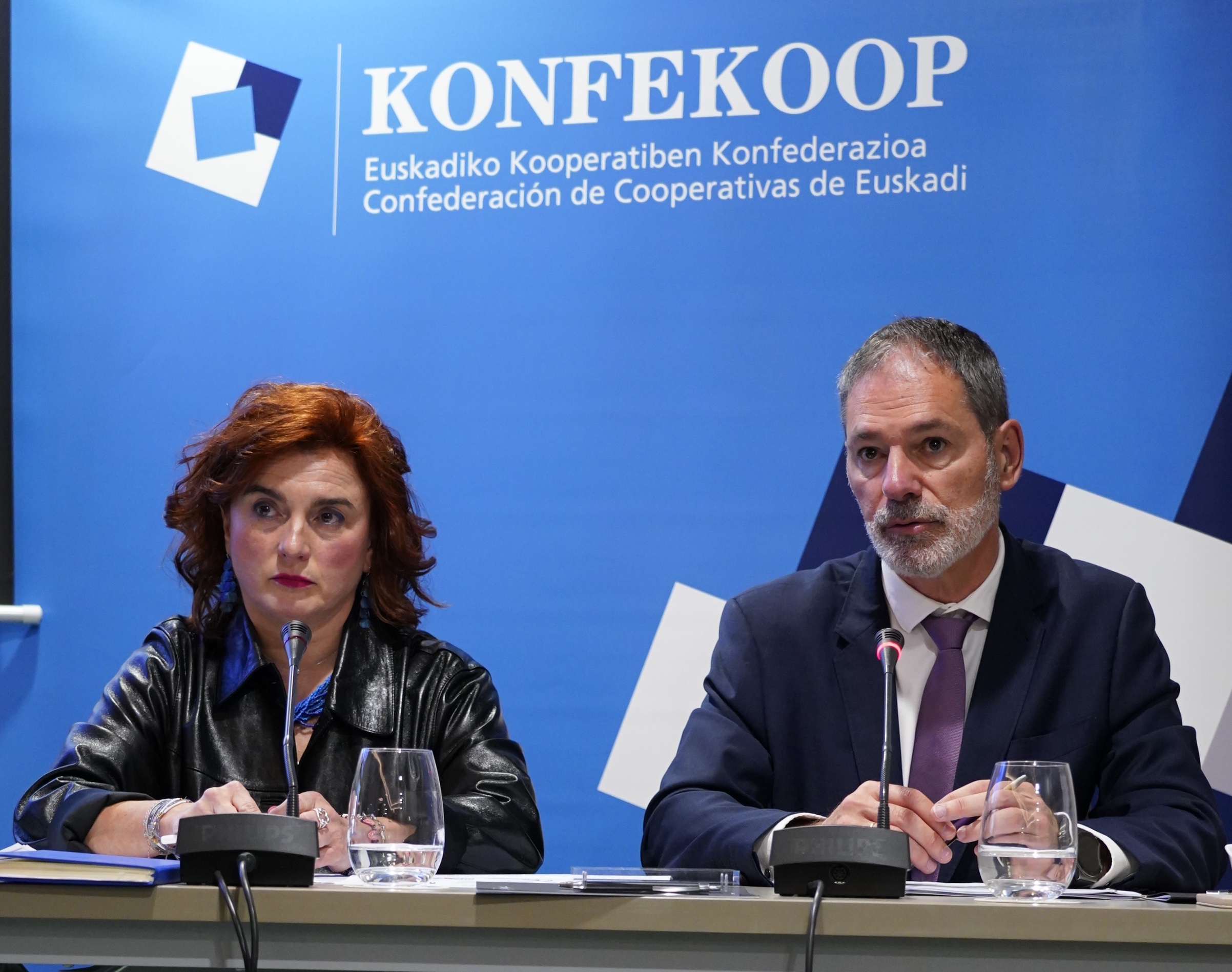 Rosa Lavin Konfekoopeko presidentea eta Mikel Larrea zuzendaria, ostiral honetan, Bilbon. KONFEKOOP