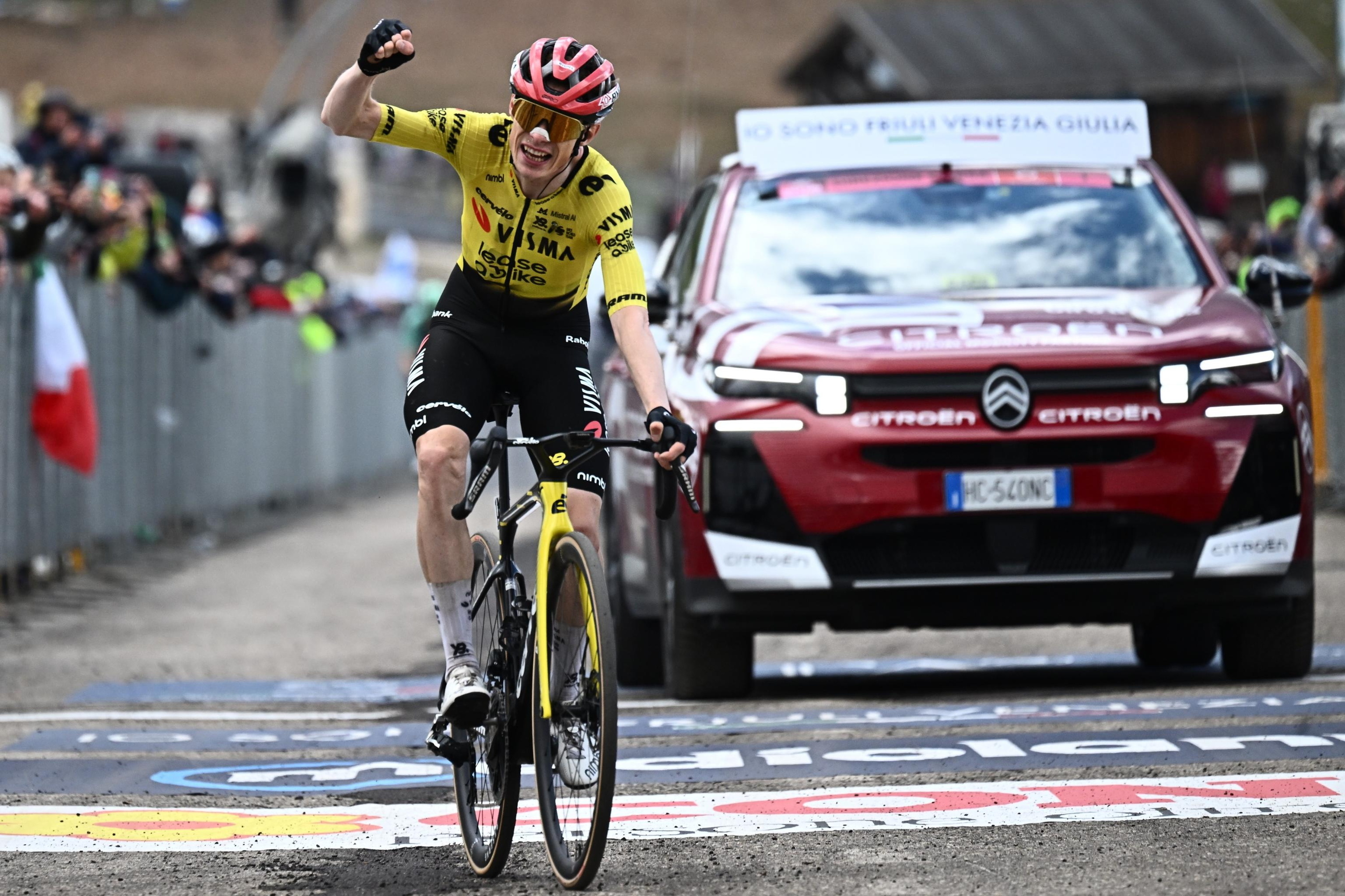 Jonas Vingegaard Blockhauseko helmugan, gaur, garaipena ospatzen. LUCA ZENNARO / EFE