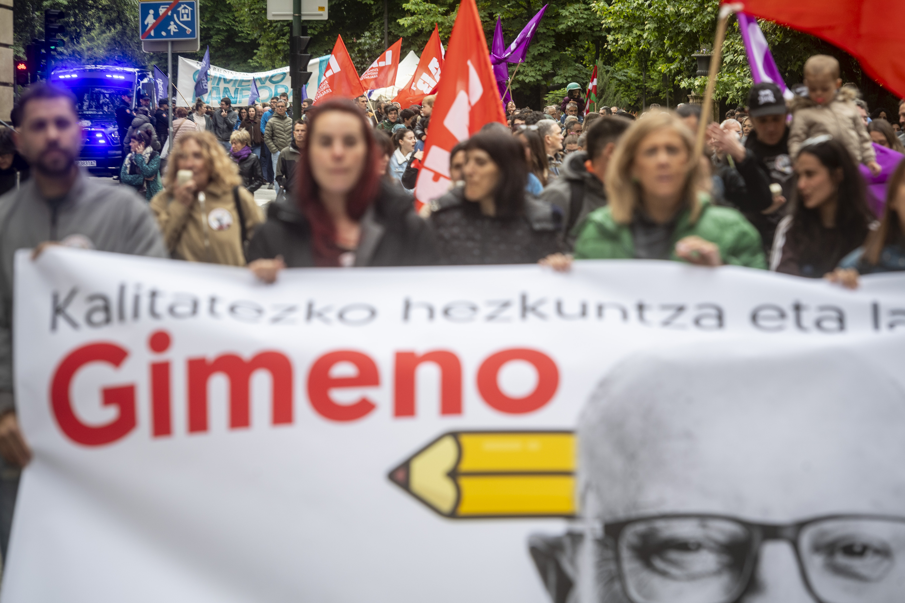 Ehunka pertsonak bat egin dute LAB sindikatuaren deialdiarekin, eta Carlos Gimenoren dimisioa eskatu dute Iruñeko kaleetan. JAIZKI FONTANEDA / FOKU