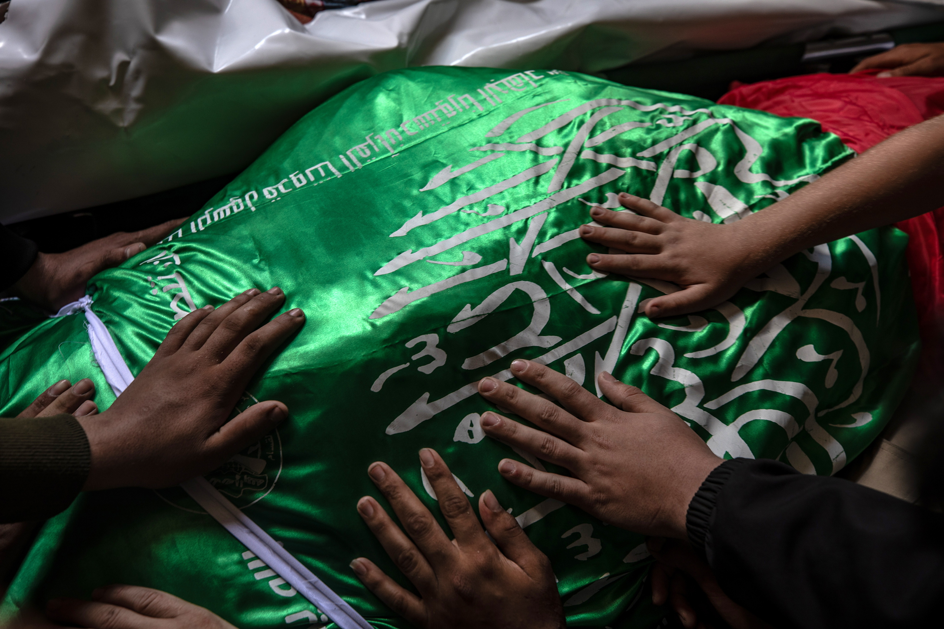 Izz al-Din al-Haddad Hamasen adar armatuko komandantearen gorpua, gaur, Gaza hirian egin dioten hiletan. MOHAMMED SABER / EFE