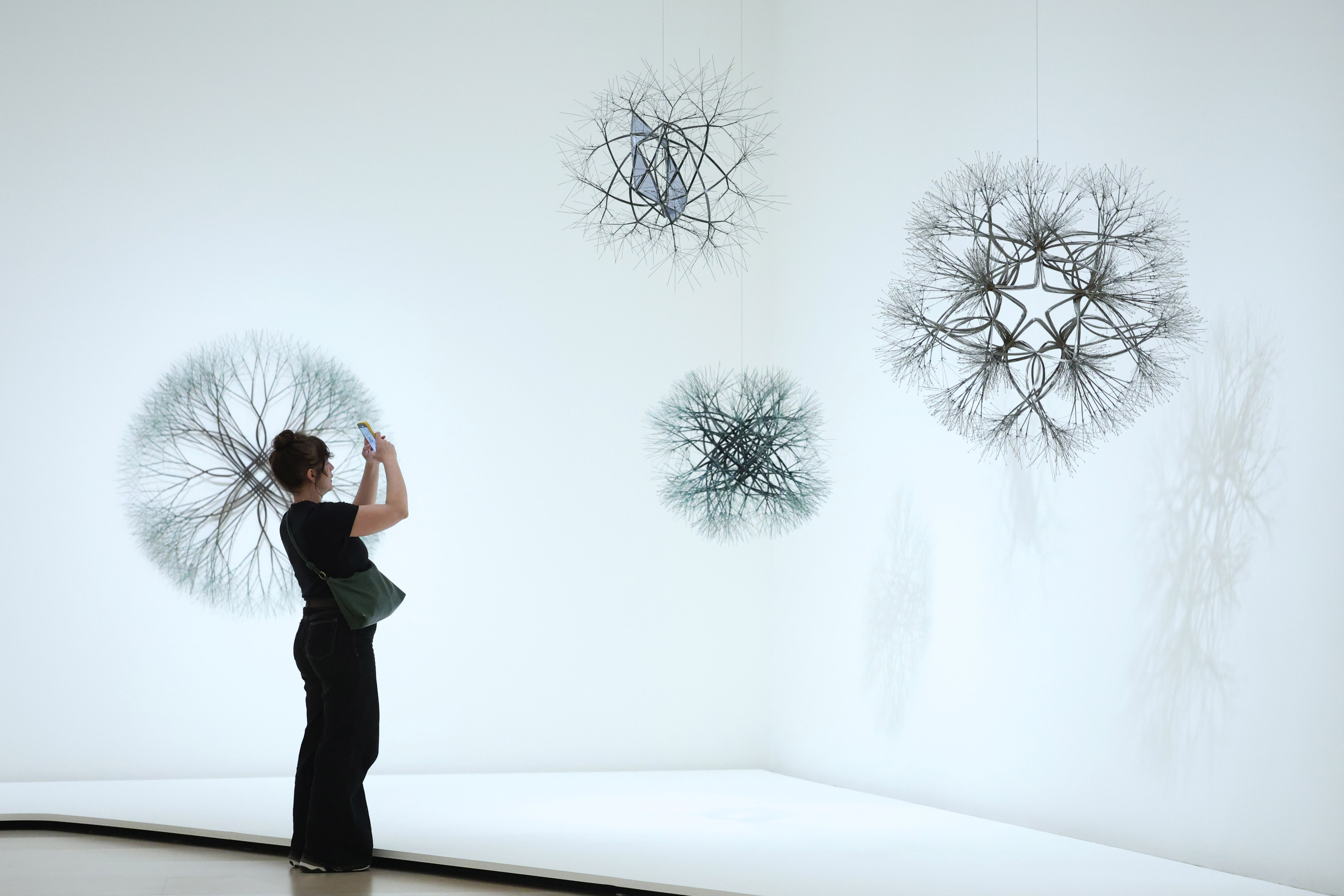 Ruth Asawa artistaren zenbait lan, Bilboko Guggenheim museoan. OSKAR MATXIN EDESA / FOKU 