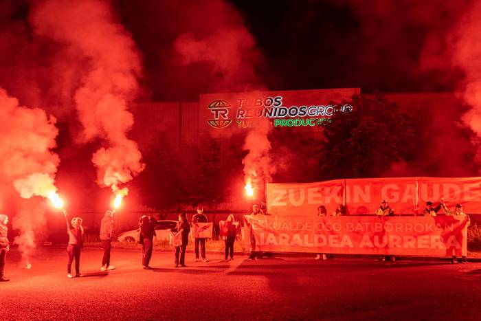 Maderas de Llodioko langileak Tubos Reunidosekoei harrera egiten Amurrion, gaur. AIARALDEA